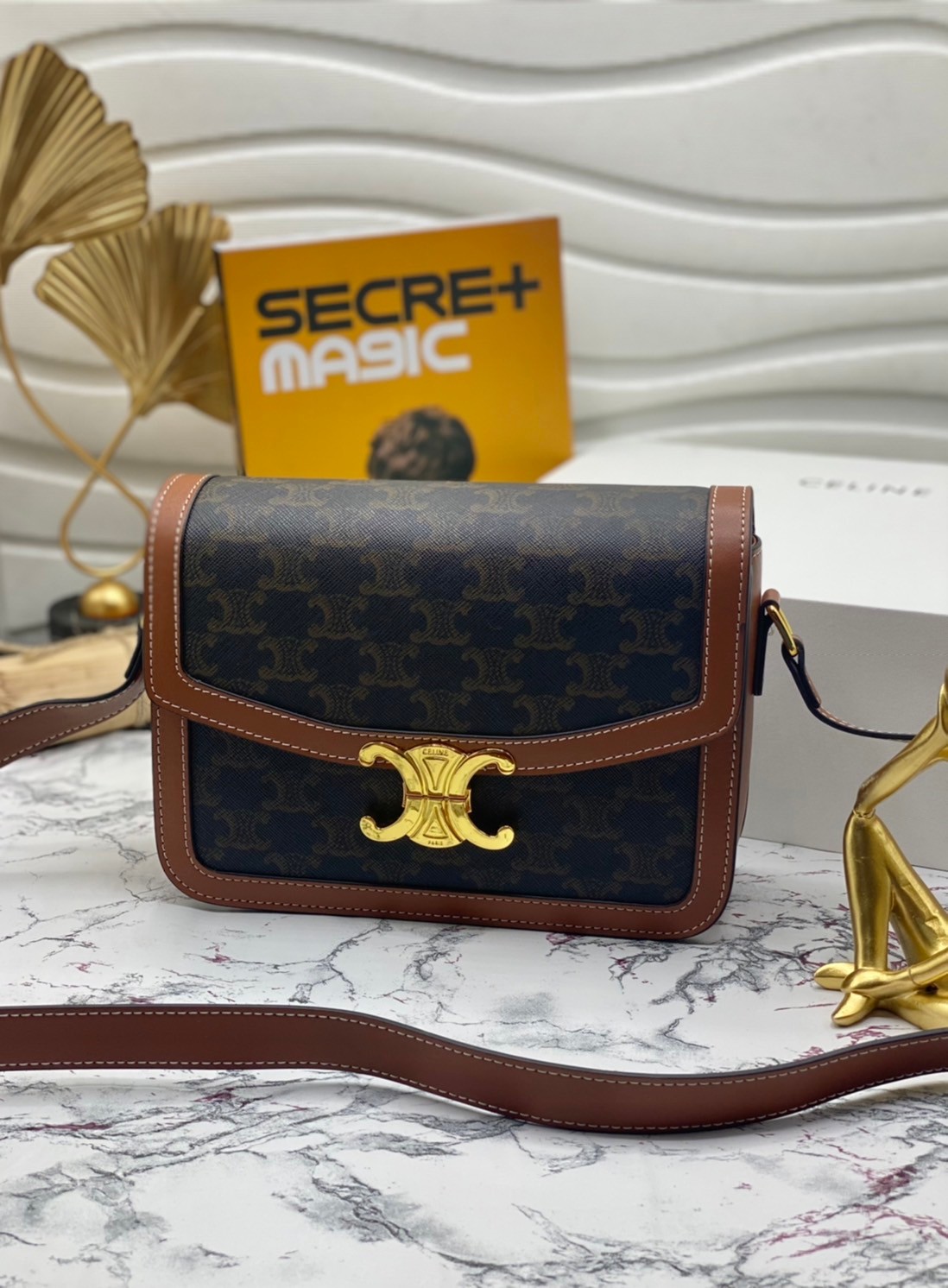 หนังแท้ CELINE MEDIUM TRIOMPHE BAG IN TRIOMPHE CANVAS AND CALFSKIN / CELINE TEEN สาวๆที่กำลังมองหากระเป๋าน่ารักเอาไว้ใช้ในวันสบาย ๆ แต่ไม่รู้เลือกกระเป๋า Celine รุ่นไหนดี แนะนำรุ่นนี้เลยคะ เป็นกระเป๋าสะพายข้างขนาดกำลังดี สวยแบบคลาสสิก หรูหราด้วยแคนวาสเคลื