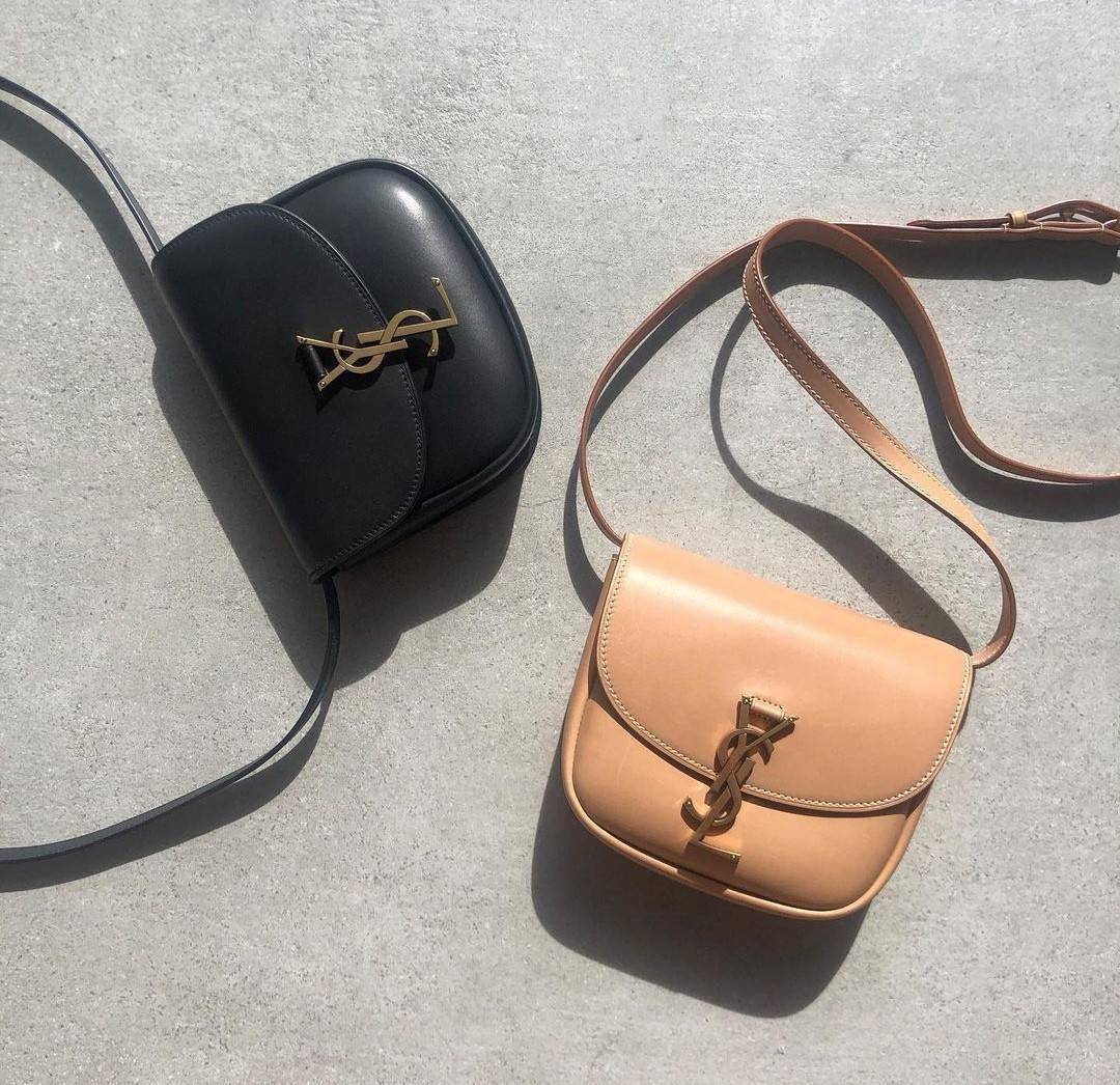 VIP 🥂 สีใหม่พร้อมส่ง! Saint Laurent Kaia Small YSL Plaque Leather Cross Body Bag / YVES SAINT LAURENT YSL BAG VIP วัสดุ Calfskin หนังเรียบอยู่ทรงเปิดปิดด้วยฝาปิดโลโก้แบรนด์อะไหล่ทอง ภายในโล่งมีโลโก้และช่องย่อยสามารถใส่มือถือของใช้จุกจิกได้เยอะ สาย