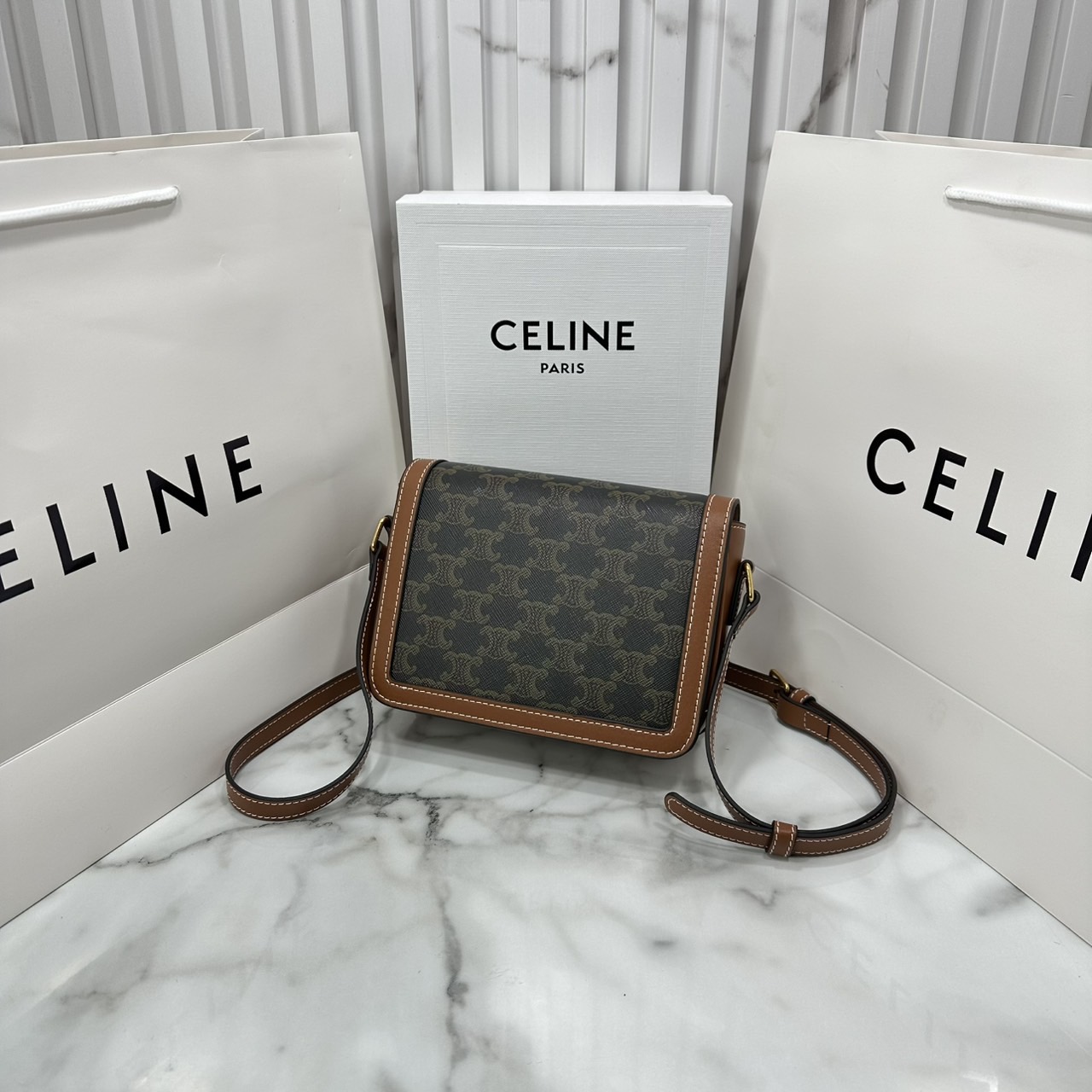 ORI หนังแท้ | 7" CELINE TRIOMPHE TEEN BAG in glossy leather กระเป๋าสะพายรุ่นยอดนิยม ถ่ายทอดให้เห็นถึงแก่นแท้ของสไตล์แบบ CELINE งานหนังเรียบเงาสวยหรูหรา