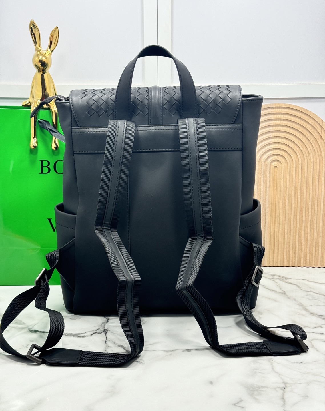 ORI หนังแท้ | Bottega Shadow Signature Flap Backpack / Bottega Backpack กระเป๋าเป้ กระเป๋าสะพายหลัง โดดเด่นด้วยงานสานตารางสวยคลาสสิคเรียบหรูเป็นเอกลักษณ์