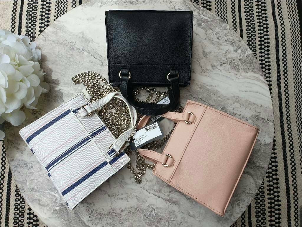 GUESS TAYLOR MINI SATCHEL CROSSBODY BAG กระเป๋าสะพายใบเล็ก สไตล์ สวยหรู คุณหนู ไฮโซ น่ารักมากๆ วัสดุหนังpu เย็บลายตาราง หนังนิ่ม จับนุ่มมือ และ ลายทาง หนัง saffiano ตั้งอยู่ทรง แบบน่ารักไม่ซ้ำใคร ด้านหน้าประดับโลโก้แบรนด์ อะไหล่ทอง มาพร้อมสายโซ่ ถอดออกได้