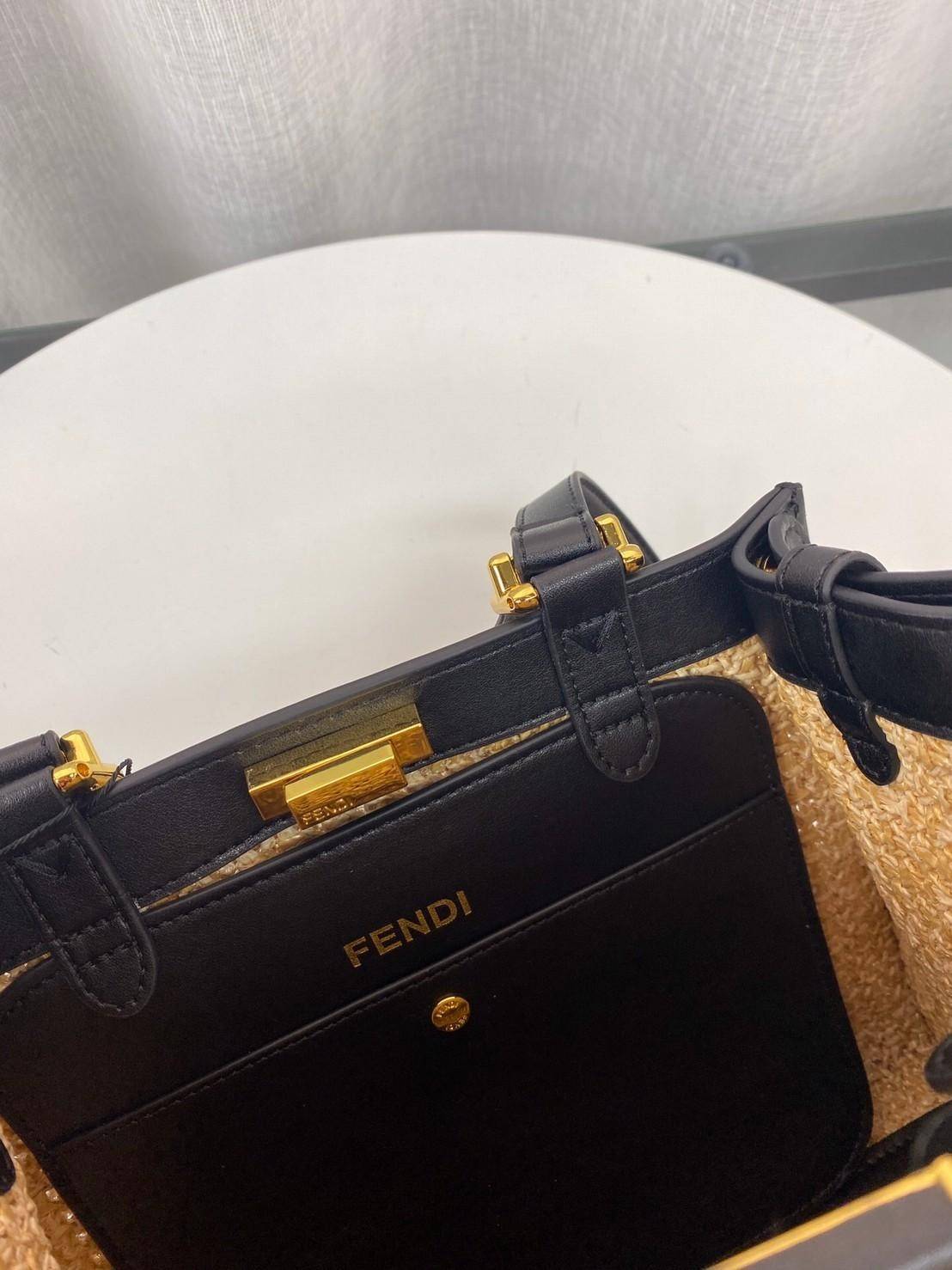 Fendi New Tote Gift bag กระเป๋าสานถือหรือสะพายข้าง ด้านหน้าปักโลโกแบรนด์ อะไหล่ทองหรูหรา น้ำหนักเบา ด้านในโล่ง จุของได้เยอะ สายสั้นสายยาวถอดสายไม่ได้ พับเก็บด้านในกระเป๋าได้ เหมาะกับวันสบายๆ ใบเดียวเที่ยวได้หมดไม่มีเอ้า จะถือหรือสะพายข้างก็เริ่ด ใบนี้เรีย
