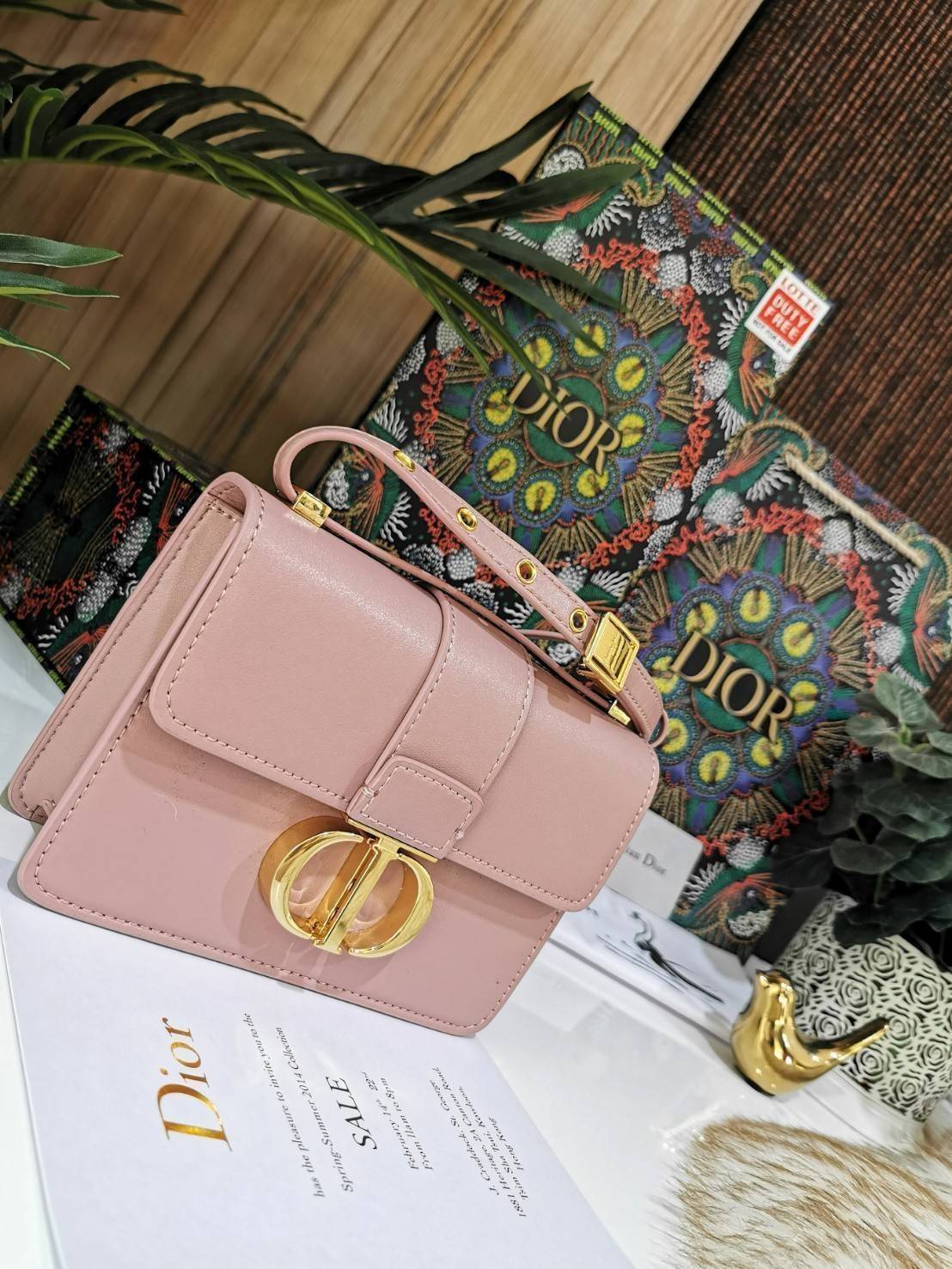 CHRISTIAN DIOR MINI BAG VIP GIFT WITH PURCHASE (GWP) พรีเมี่ยมกิ้ฟ Limited Edition จาก DIOR DUTYFREE COUNTER วัสดุหนังแท้ Calfskin ทรงสี่เหลี่ยมหนังเรียบสวยหรูอยู่ทรงเปิดปิดด้วยฝาปิดโลโก้แบรนด์อะไหล่ทองด้านหลังมีช่องใส่ของ ภายในโล่งมีโลโก้สามารถใส่มือถือข