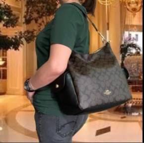 COACH PENNIE SHOULDER BAG ((C1523)) ✔️กระเป๋าหิ้ว//คล้องไหล่//สะพายข้างได้ สุดคุ้ม! ✔️ใบใหญ่ ทรงสวยใส่ของได้จุมาก หนังแท้ หนังนิ่ม สัมผัสแล้วหลงรักแน่นอนค่ะ ✔️ปากกระเป๋ากว้าง ล้วงหยิบของสะดวกมากๆ ภายในกระเป๋าโล่งกว้าง สัมภาระเยอะๆหายห