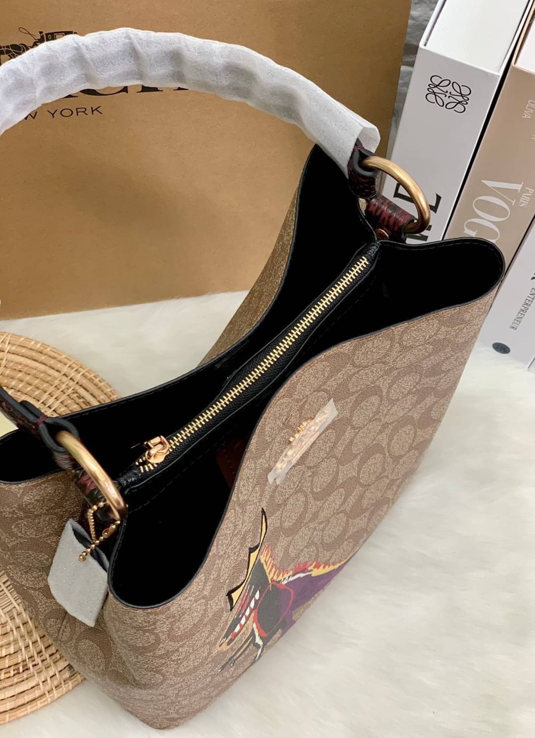 ใบใหญ่ตามมาติดๆ ห้ามพลาดค่า! Coach X Jean Michel Basquiat Town Bucket Bag In Signature Canvas ((C5787)) พร้อมส่งใบใหญ ใส่จุใจเลยจ้าา😘 กระเป๋าทรงถังใหญ่ วัสดุหนังแคนวาส หนังนิ่มสวยงาม 💥จุดเด่นคือเพนท์รูปก็อตซิล่าสวมมงกุฏ เป็นการออกแบบโดยการ