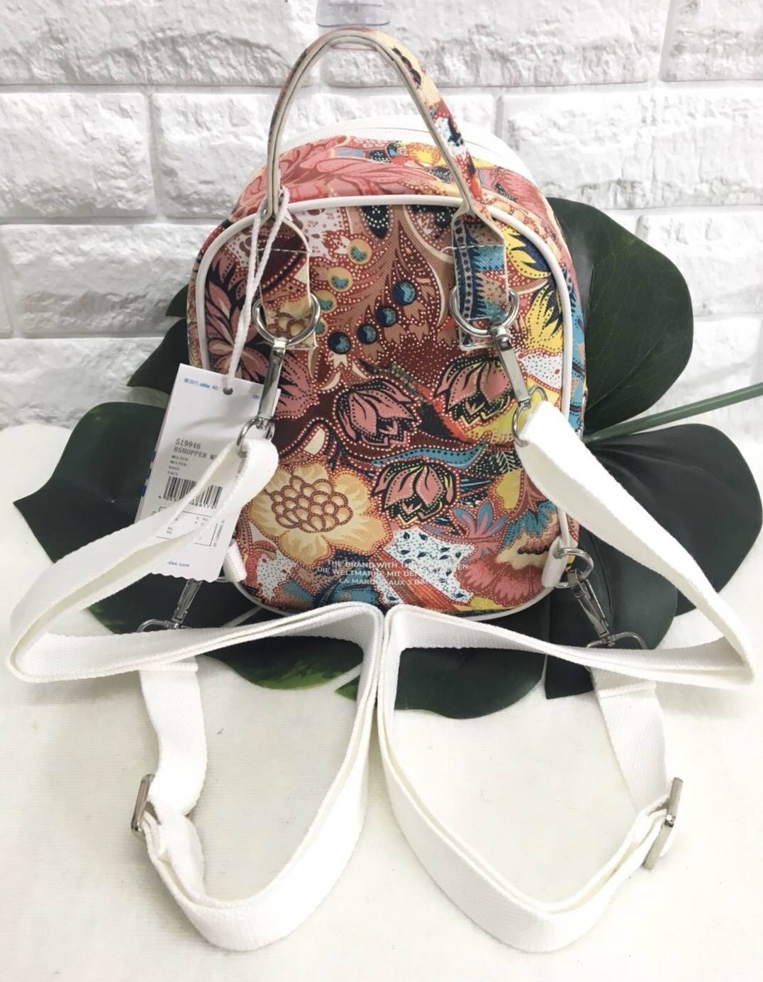 New !!! Adidas Mini Backpack Bag 2018 กระเป๋าทรง sport ขนาดน่ารัก ขึ้นลายสวย หนังนิ่ม ด้านหน้ามีช่องซิปหนึ่งช่อง ใส่ของจุกจิกได้เยอะ ช่องซิปหลักด้านในโล่ง ใส่ของจุ มีอีก 1 ช่องเล็กให้ใส่ของได้ รุ่นนี้มาพร้อมสายยาว2สาย ปรับรูปแบบการใช้งานได้หลากหลาย ถอดออก