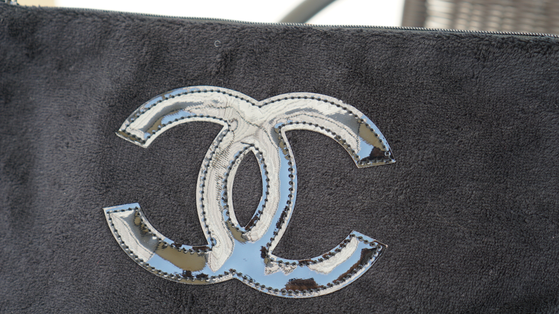 Chanel Precision Velour Crossbody Bag กระเป๋าสะพายพร้อมสายโซ่ ผ้าขนสัตว์วูฟนุ่ม งานพรีเมี่ยมกิ้ฟ จากเคาเตอร์ต่างประเทศคะ ได้ กระเป๋าclutch & shoulder bag จากแบรนด์ Chanel เป็นกระเป๋าผ้าcoton ขนนิ่ม น้ำหนักเบา สวยหรู ตามแบบฉบับของแบรนด์เลย ตัวกระเป๋าขนาดกำ