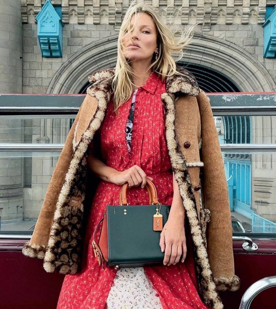 OUTLET 】COACH ROGUE 25 IN COLORBLOCK (C5575) ที่สุดแห่งความหรูหรา สุดคลาสสิค 🌺กระเป๋าหนังแท้คุณภาพเยี่ยม สัมผัสนิ่มละมุนจนต้องหลงรัก ด้านข้างเพิ่มความสวยเก๋ด้วยหนังกลับ อยู่ทรงสุดสวย น่าใช้ น่ามอง จนใครๆต้องเหลียวหลังตาม//ด้านในมี 2 ช่องกว้าง กับอ