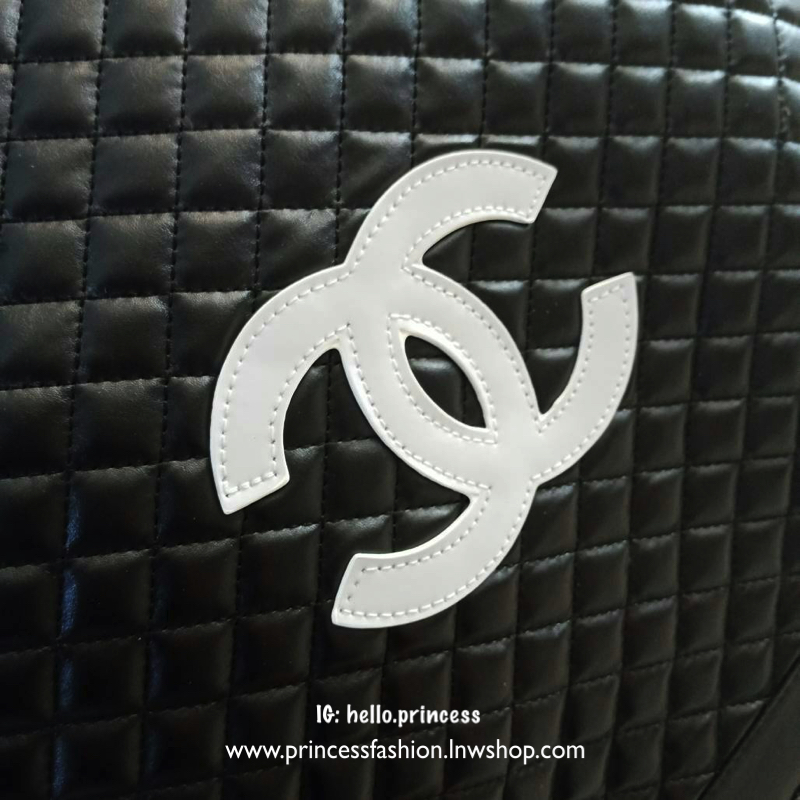 🌟 Best Item ส่งท้ายปี 2018!! กับ CHANEL LARGE VIP TOTE BAG สินค้าสมนาคุณจากงาน VIP GIFT แบรนด์ดังสุดหรูอย่าง CHANEL โดดเด่นด้วยตัวกระเป๋าขนาดใหญ่ จุของได้เยอะ วัสดุหนัง PU นิ่ม ด้านหน้าปักด้วยโลโก้ CC หนังแก้ว เปิดปิดด้วยกระดุมแม่เหล็ก ด้านในผ้าบุ