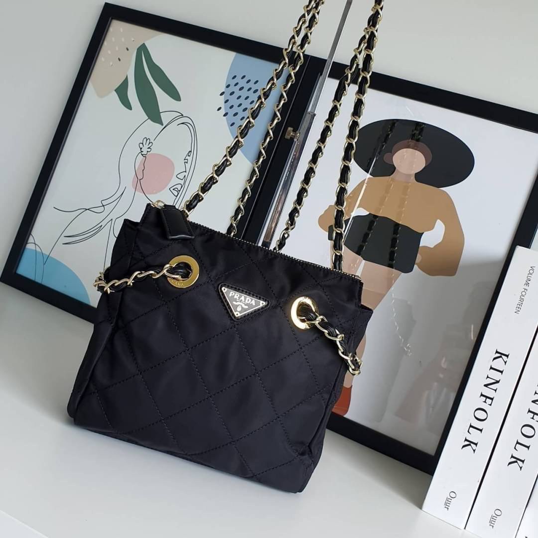 รุ่นใหม่มาแรง จากแบรนด์ Prada วัสดุทำจากผ้าNylon อย่างหนา กันน้ำได้ อะไหล่ทองทั้งใบ
