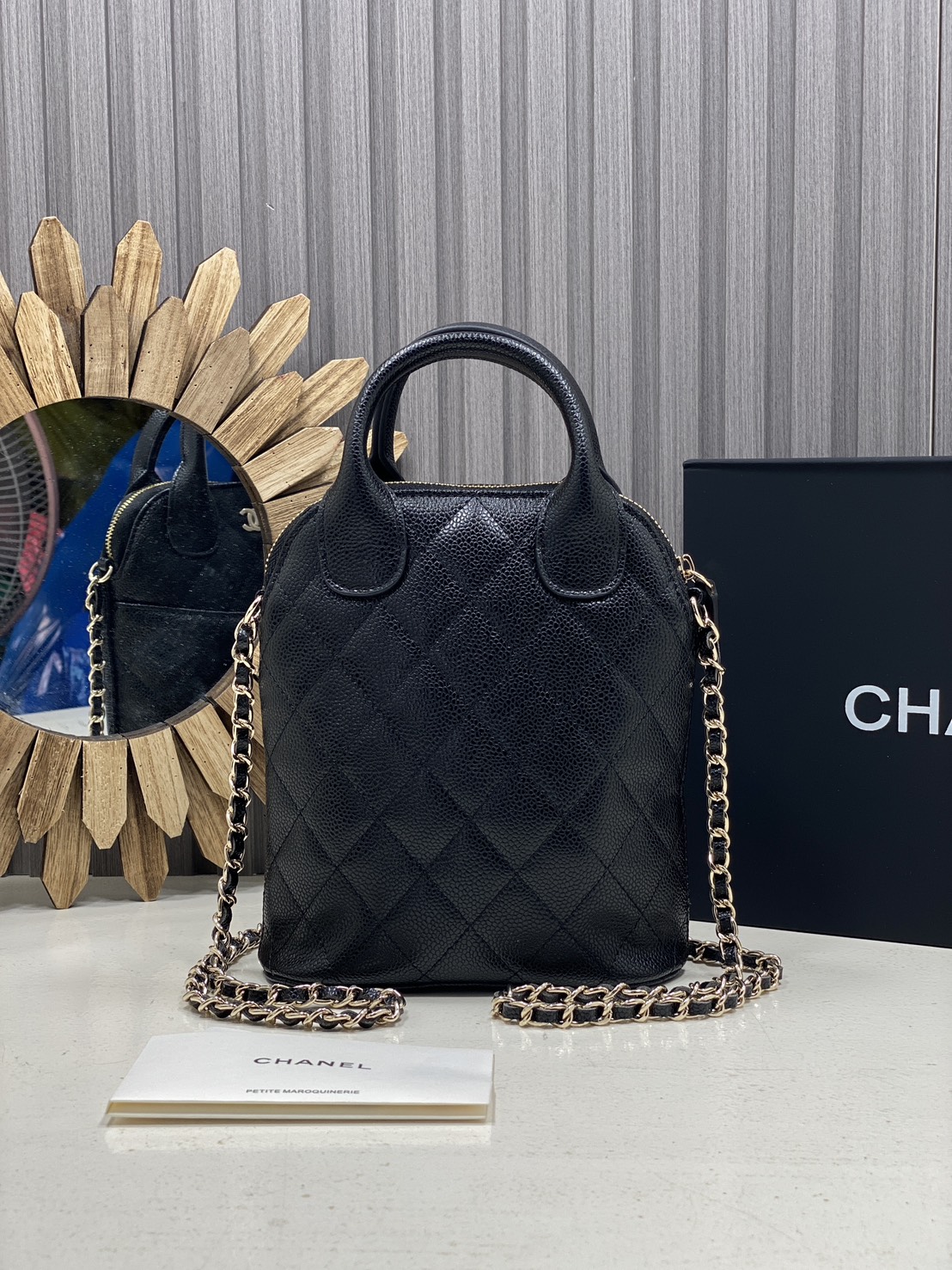 ORI หนังแท้ | Chanel Clutch with chain Bag / Chanel Bucket Bag กระเป๋าถือ กระเป๋าสะพายรุ่นใหม่ล่าสุด ในคอลเลกชัน Métiers d’art ปี 2024/25 ด้วยลูกเล่นของเนื้อสัมผัสและรูปแบบ