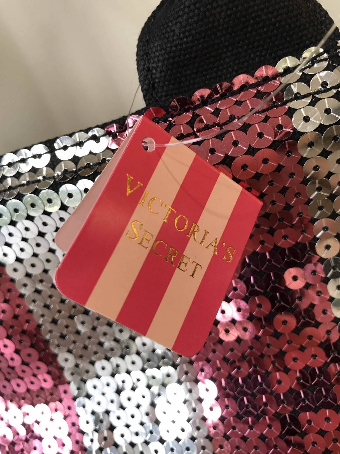 Item ที่สาวๆรอคอย Victoria's Secret Limited Edition black friday sequin tote รุ่นหายาก มาแล้วค่ะ เป็นกระเป๋าที่ด้านหน้าเป็นเกล็ดลูกปัดวิ้งเรียงสลับสี ตัดกันอย่างสวยงาม เปิดปิดด้วยซิป ภายในกว้าง จุของเยอะ ใส่เสื้อผ้า อุปกรณ์สำหรับไปเล่น fitness หรือไป