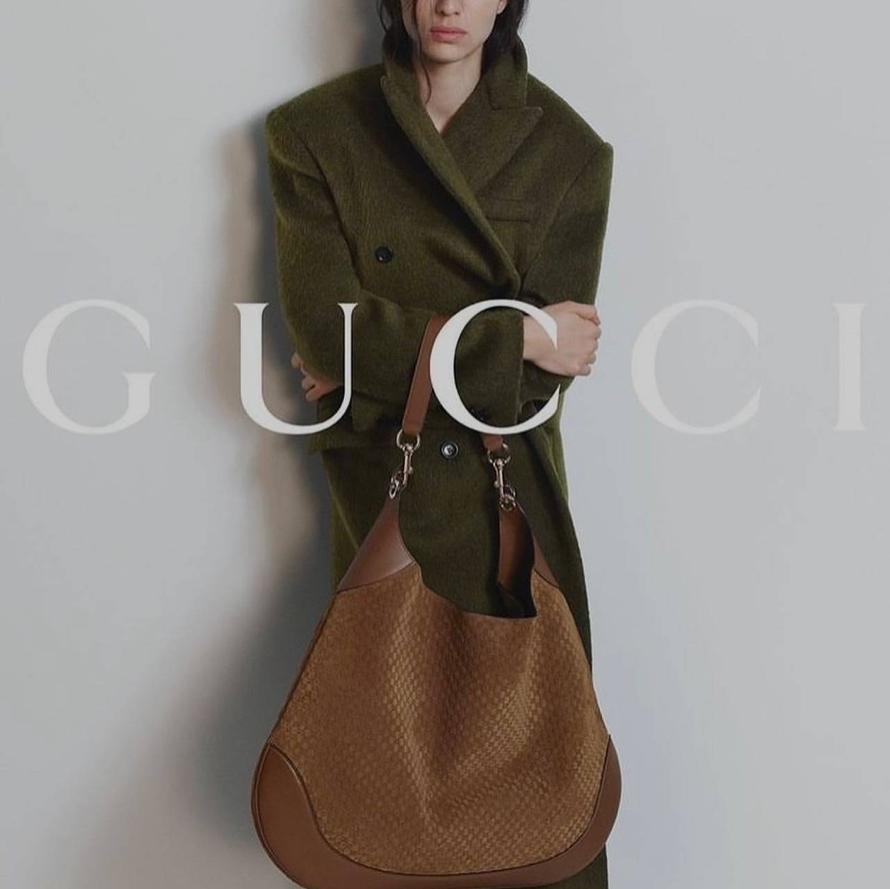 GUCCI B shoulder bag กระเป๋าสะพายไหล่รุ่นใหม่ล่าสุด ใบใหญ่จุของได้เยอะจุใจ เอาใจสายแบกแต่ยังคงความหรูมีสไตส์ในตัว ใช้ได้ทั้งชายหญิง ใบจริงสวยมาก คุ้มค่าที่สุด