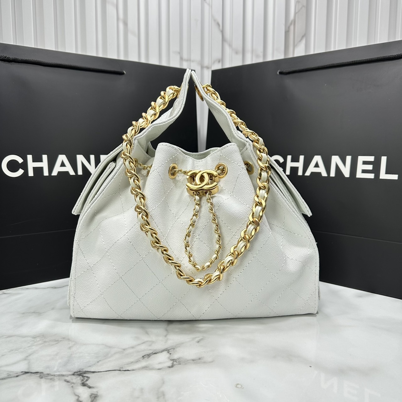 ORI หนังแท้ | 25cm CHANEL 25 Small Handbag Spring-Summer 2025 กระเป๋าสะพายรุ่นใหม่สุดฮอตแห่งปี หนังแท้ลายเกรน ที่สุดแห่งความไอคอนิก มาพร้อมใบเล็ก อะไหล่สีทองสวยหรู