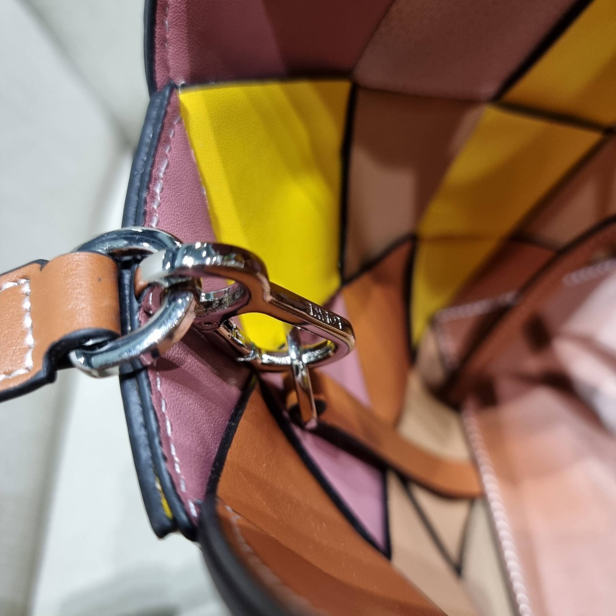 LOEWE SURPLUS LEATHER WOVEN BASKET BAG IN CLASSIC CALFSKIN ใหม่ล่าสุดและสวยที่สุด กระเป๋าสะพานที่ถักทอด้วยความปราณีต โดดเด่นด้วยสีที่จับมาคอนทราสได้ลงตัว ใบใหญ่จุได้แบบเน้นๆ วัสดุหนังวัวแท้เต็มใบ หรูเลิศ ปากกระเป๋ามีสายหนังสำหรับผูกรวบปากกระเป๋า ภายในโล่ง