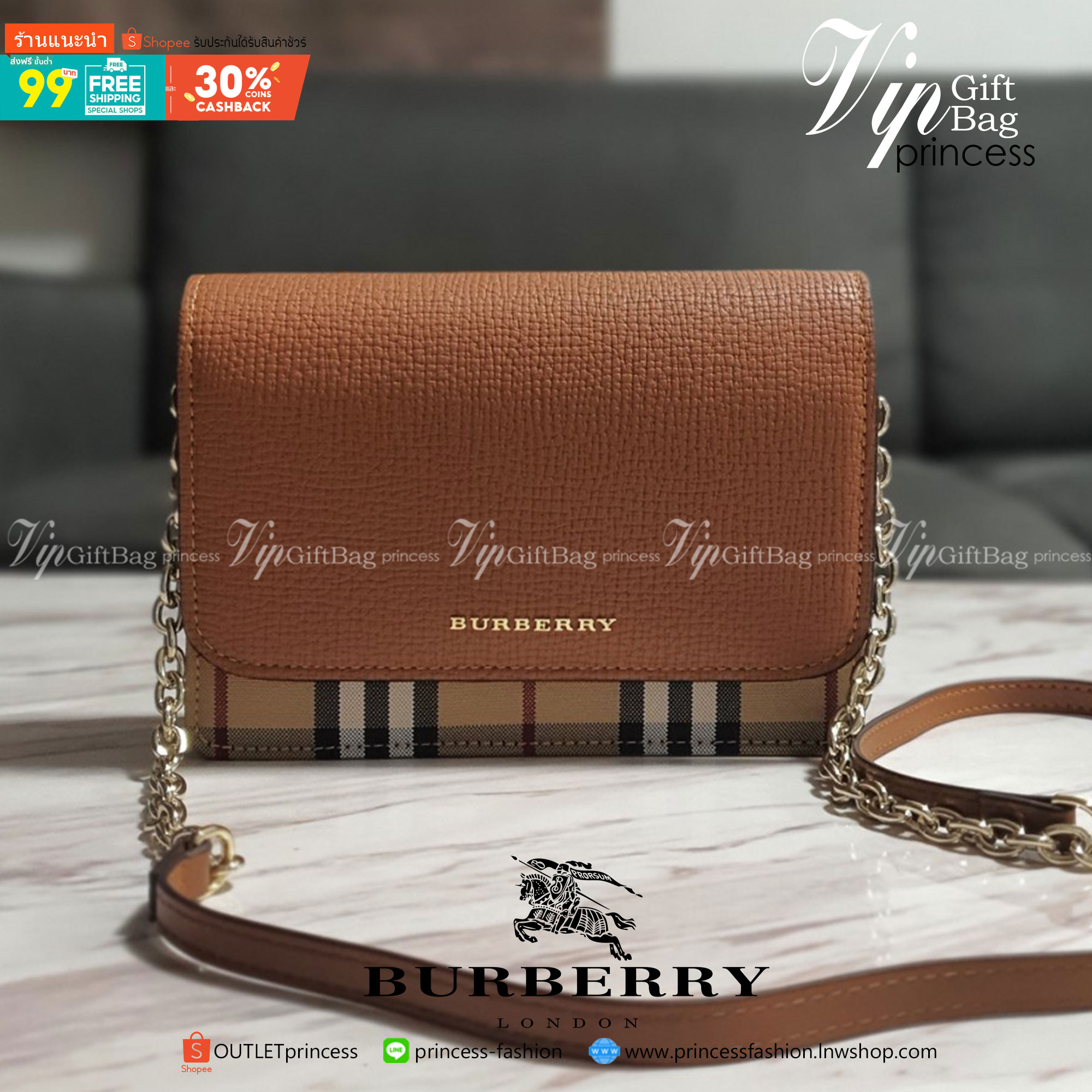 พรีเมี่ยมกิ๊ฟแท้ 100% 】BURBERRY CROSSBODY BAG กระเป๋าสะพายพรีเมี่ยมกิ๊ฟรุ่นใหม่ล่าสุด Limited จาก BURBERRY Perfume DutyFree ตัวกระเป๋าอยู่ทรงสวย วัสดุทำจากหนังสลับผ้าลายแบรนด์