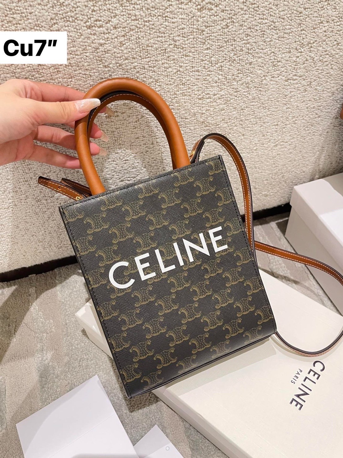 CELINE Vertical Cabas bag in Triomphe canvas ใหม่พร้อมเสิร์ฟ กับกระเป๋าสะพายทรงโท้ท ไซส์มินิ ขนาดกำลังสวยพอดี สะดวกพกพา โดดเด่นด้วยโลโก้เพิ่มดีเทลความแพงไปอีก