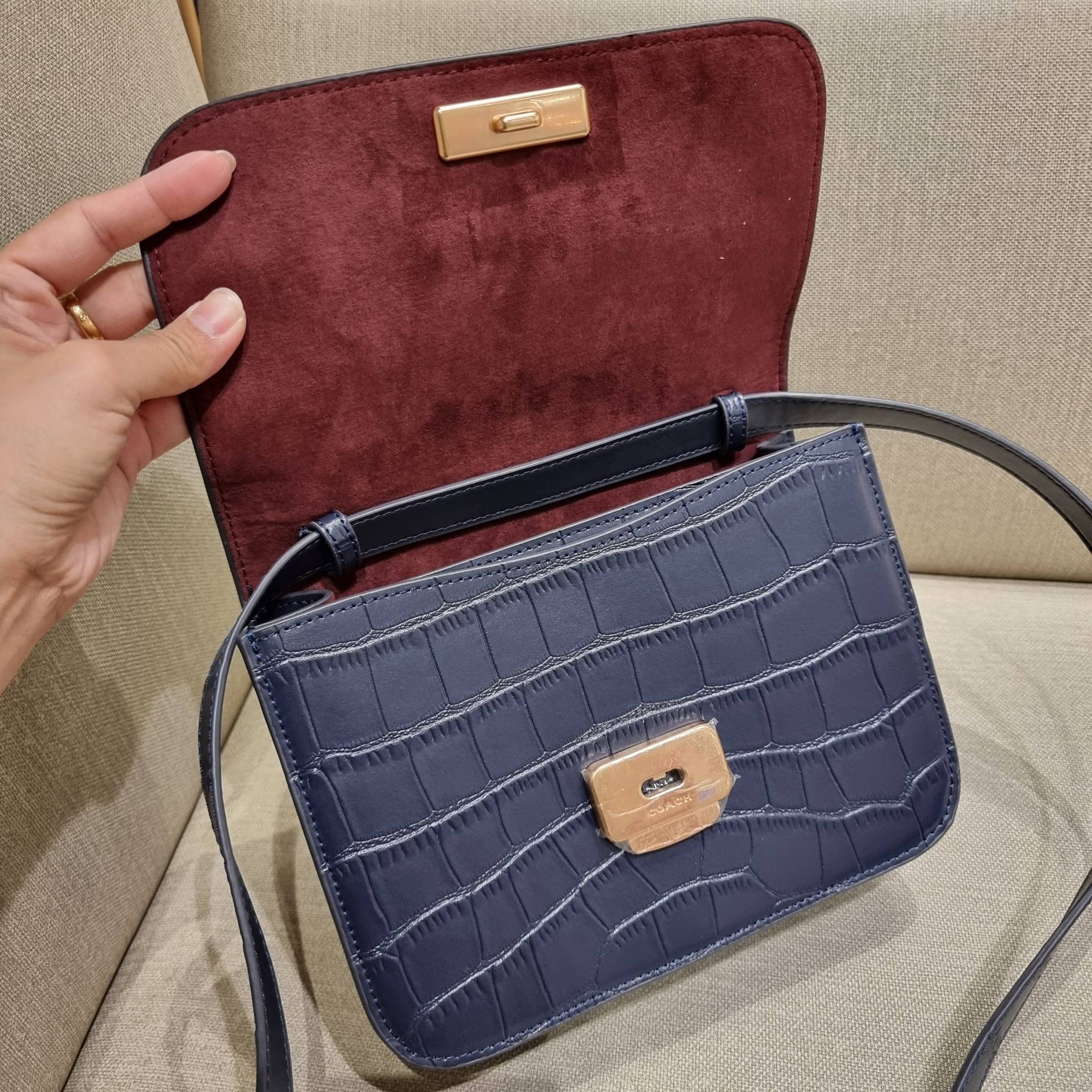 COACH C5631 BRYNN FLAP CROSSBODY แซ่บที่สุด ใหม่ที่สุด!! คอลเลคชั่นใหม่!! มองยังไงก็หลงรักละสายตาไม่ไหว กระเป๋าสะพายข้างลุคไฮน์ ที่ดีไซน์ออกมาได้ปัง และดูแพงมากๆ ด้วยดีเทลคลาสสิค รูปทรงใช้งานง่าย เรียบๆแต่มีดีเทล วัสดุหนังลายจระเข้ สวยม้าก!!! เปิด-ปิดด้วย