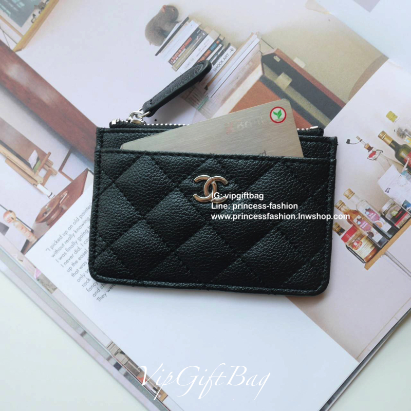 พร้อมส่งที่ไทยแล้วค่ะ♡♡ กับที่ใส่นามบัตรรุ่นใหม่ ดี๊ดี😘 แนะนำรุ่นนี้คะ งานพรีเมี่ยมกิ้ฟท์จากเค้าเตอร์ต่างประเทศ หนังสัมผัสลายด้าน จากแบรนด์ CHANEL (GWP) ด้านหน้ามีโลโก้แบรนด์ CC สีเงินสุดหรู ด้านหน้าบัตรได้1ใบ เปิดปิดด้วยซิปมีที่จับห