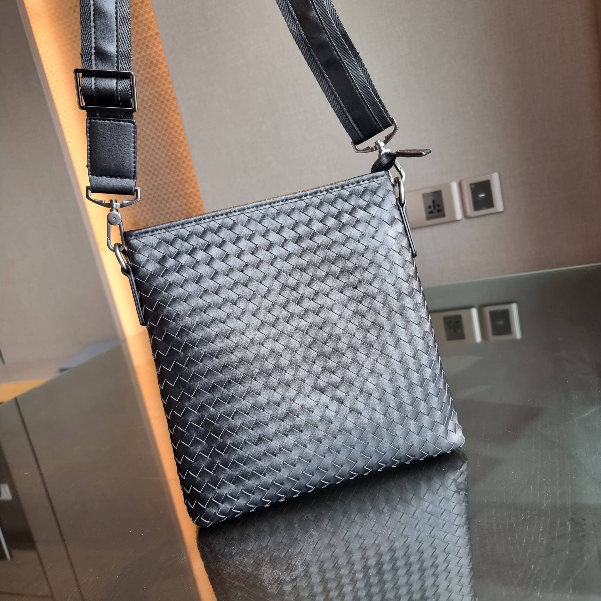 VIP 】อีกหนึ่งไอเท็มเด็ดที่หนุ่มๆรอคอย กระเป๋าสะพายข้างทรงแมสเซนเจอร์ B.ottega venata vip bag ดีไซน์คลาสสิคเอกลักษณ์ ลายสานเรียบหรู ดูแพง ทรงผู้ดี หล่อไปอีก อัพลุคไปอีก วัสดุหนังวัวเต็มใบ เปิด-ปิดด้วยซิป ภายในโล่งกว้างใส่ของได้ครบถ้วนสิ่งสำคัญ สายสะพายปรับ