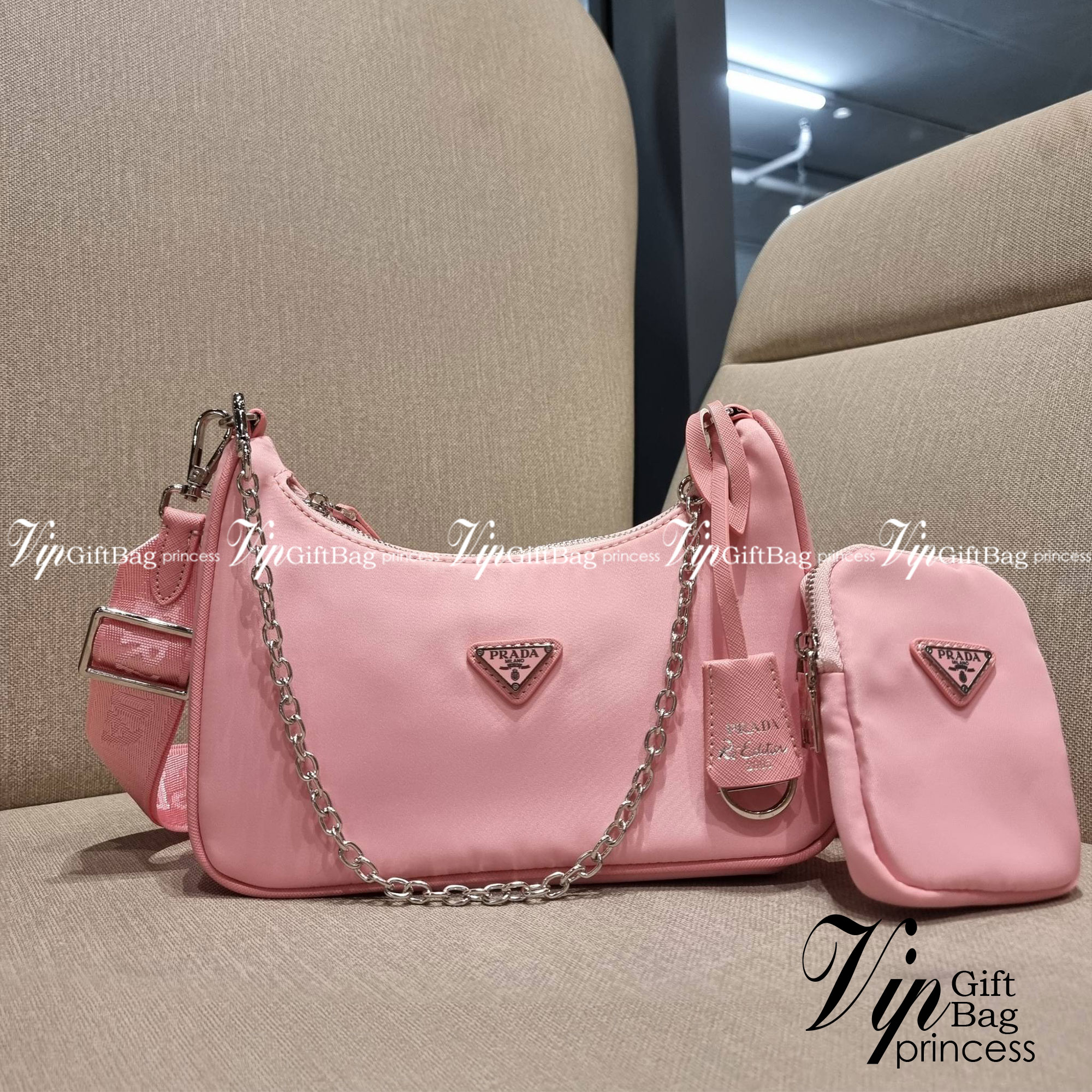 VIP 🥂 PRADA RE-EDITION 2005 RE-NYLON SHOULDER BAG ไอเท็มสุดปัง ที่ฮิตตลอดกาลไม่ว่าจะปีไหนๆ จัดให้ครบทั้งสีขายดีและสีใหม่ล่าสุด ที่สายคุณหนูห้ามพลาด!! กับกระเป๋าสะพายทรงคลาสสิค เหมาะเป็น everyday bag มากๆ วัสดุผ้าไนล่อนคุณภาพ พร้อมใบลูก ไว้ใส่เหรีย