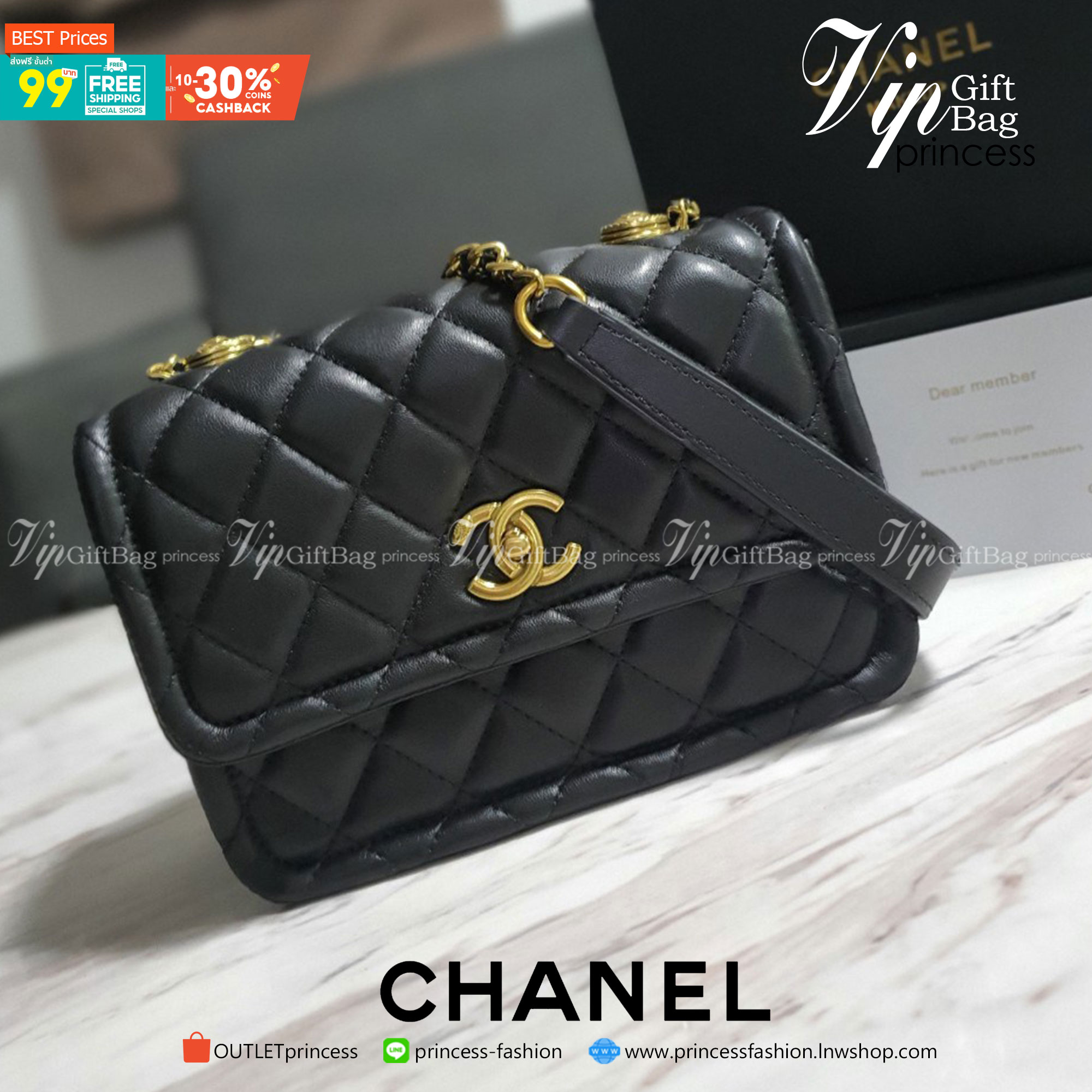 กระเป๋าทรงหรู จากงาน CHANEL VIP GIFT(GIFT WITH PURCHASE) จากเคาเตอร์ต่างประเทศ จากแบรนด์ CHANEL ลายหนังเรียบเงา อะไหล่ทองเข้มวินเทจ ด้านหน้าประดับโลโก้แบรนด์สีทอง เปิดปิดด้วยตัวหมุดล้อค มาพร้อมช่องซิปอีกหนึ่งช่อง มีแท็ก MADE IN ITALY ด้านใน ใช้ถือออกงานคื