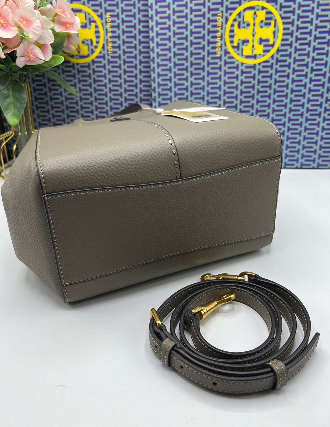 Tory Burch McGraw Leather Tote Bag / Tory Double T Tote Bag / TORY TOTE BAG พร้อมส่ง 4 สี กระเป๋าสะพายทรงโท้ท จุของได้เยอะใบนี้ตอบโจทย์ได้ดีมาก โทนสีเรียบง่าย แฝงไปด้วยความดูดี สุขุมและเป็นผู้ใหญ่