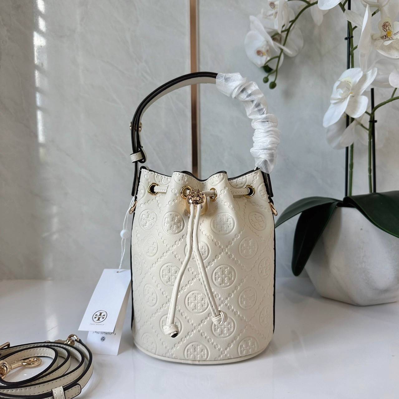 TORY BURCH mini T Monogram leather bucket bag กระเป๋าบัคเกต ไซต์ mini คอลเลกชันหนัง T Monogram ลายซิกเนเจอร์หนังปั้มลายนูน