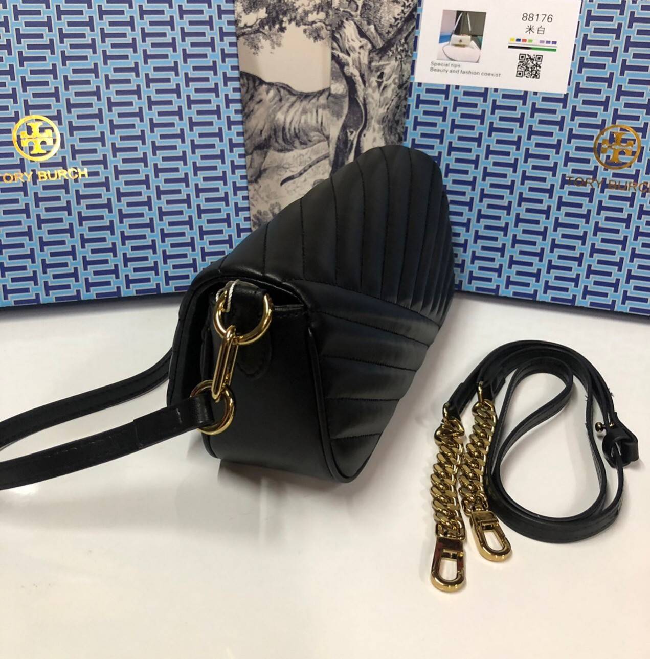 TORY BURCH KIRA CHEVRON SMALL FLAP SHOULDER BAG รุ่นใหม่ พร้อมสีใหม่ มาให้จับจองแบบไม่ต้องรอพรีฯ กระเป๋าสะพาย ขนาดกะทัดรัด ไซส์สะพายคล่องตัว หรือจะคล้องไหล่ หรูๆ ลูกคุณหนูไปอีก สีผู้ดีมากๆ ดีไซน์รูปทรงคลาสสิคเฉพาะตัว วัสดุหนังแกะ สัมผัสนิ่ม เปิด-ปิดด้วยกร