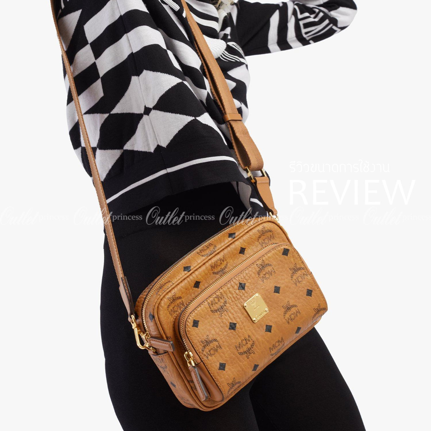 M.C.M KLASSIK CROSSBODY BAG สาวกเอ็มซีเอ็มต้องมีน้า!! หนุ่มๆเค้าสะพายกัน!! กระเป๋าสะพายข้างทรงครอสบอดี้ ที่ดาราใช้กันเพียบ!! รุ่นนี้หนุ่มๆสะพายหรือสาวๆก็สะพายได้น้า ขนาดกำลังดี วัสดุหนังแคนวาสคุณภาพดี มีช่องหลัก 2 ช่อง เปิด-ปิดด้วยซิป ด้านหลังมีช่องย่อยอี