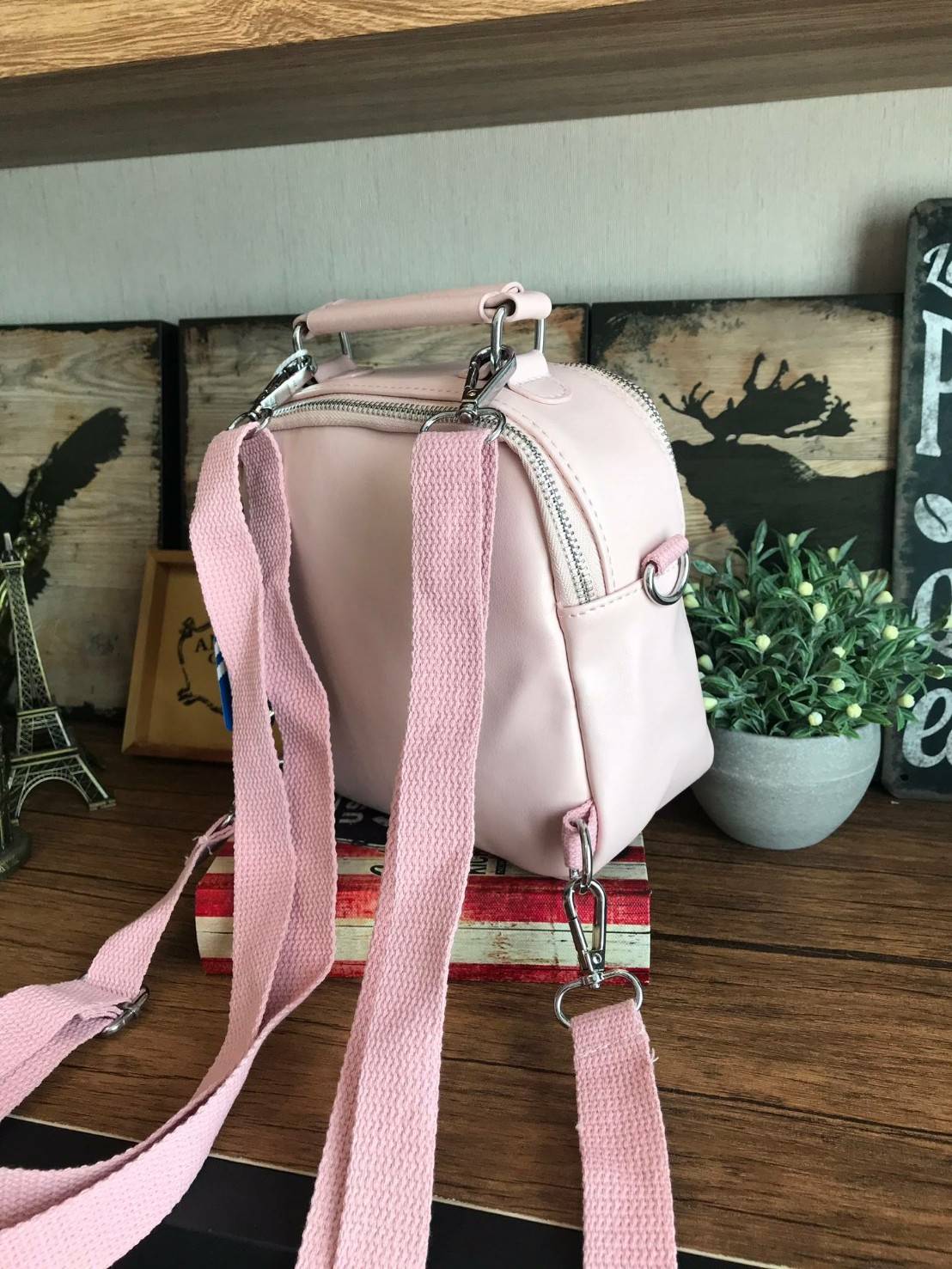 Adidas Mini Shoulder Bag and Backpack กระเป๋าแบบทรีเวย์ ที่สามารถถือเก๋ สะพายเท่ๆแบบเป้หรือสะพายข้าง มีช่องซิปเปิดได้ทั้งด้านหน้าและด้านหลัง เพื่อการใช้งานที่สะดวกสบาย วัสดุหนังpu หนังนิ่ม ถือสบายมือ มีหมุดรองฐานกันรอยสี่มุม ใบเดียวสามารถเปลี่ยนลุคช์ได้ด้