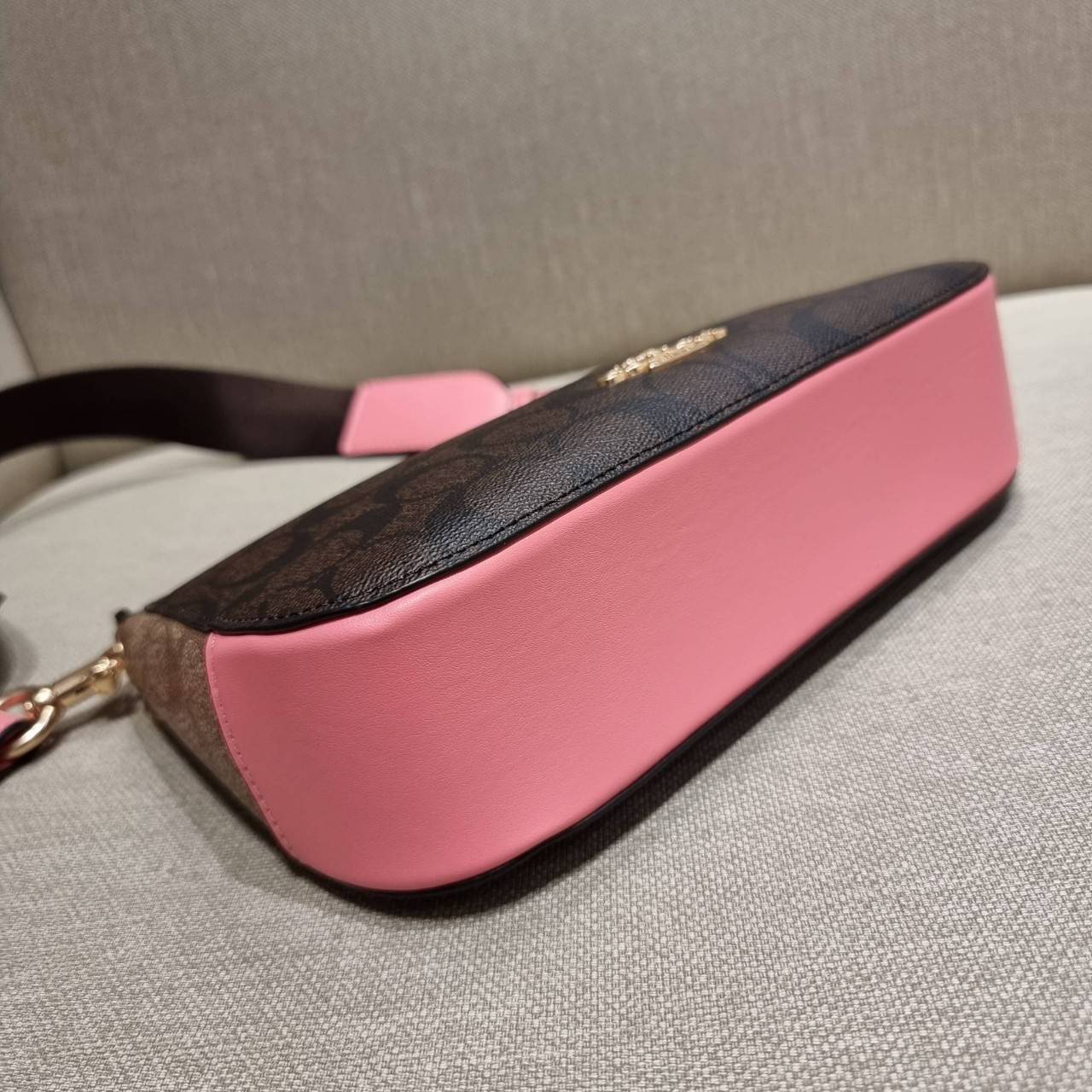 COACH C7264 C6823 C6817 JES BAGUETTE IN SIGNATURE CANVAS คอลเลคชั่นใหม่ล่าสุด พร้อมเสิร์ฟความสวยถึงบ้านเช่นเคย!! กระเป๋าสะพายทรงบาแกตต์ ดีไซน์ย้อนยุค ที่แอบแฝงความเรียบหรูดูแพงอยู่ในตัว โดดเด่นด้วยสายสะพายเส้นใหญ่ โทนสีคอนทราส ทำให้ไอเท็มนี้ดูมีลูกเล่นมาก