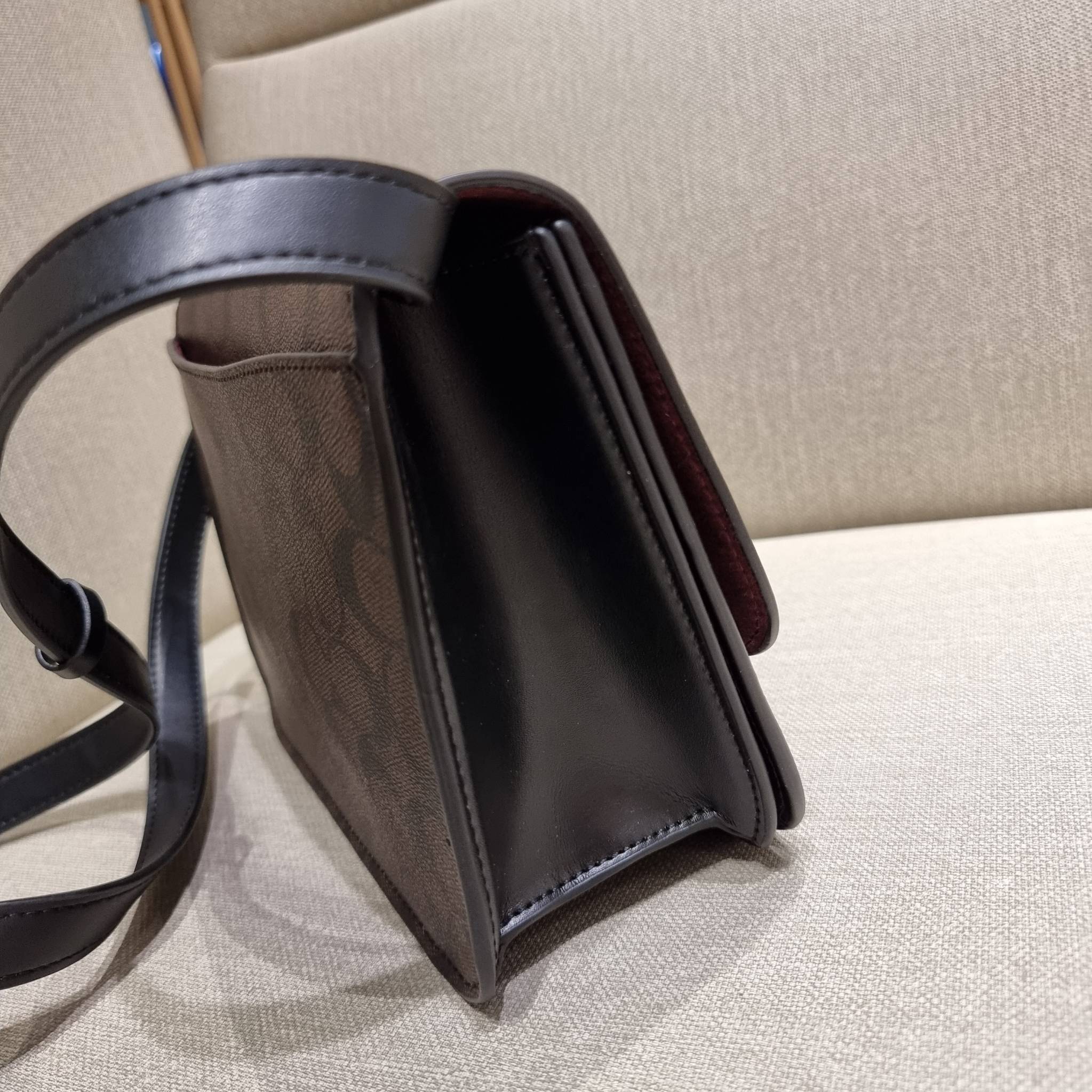 COACH C5633 BRYNN FLAP CROSSBODY IN SIGNATURE CANVAS แซ่บที่สุด ใหม่ที่สุด!! คอลเลคชั่นใหม่!! มองยังไงก็หลงรักละสายตาไม่ไหว กระเป๋าสะพายข้างลุคไฮน์ ที่ดีไซน์ออกมาได้ปัง และดูแพงมากๆ ด้วยดีเทลคลาสสิค รูปทรงใช้งานง่าย เรียบๆแต่มีดีเทล วัสดุหนังแคนวาสสลับหนั