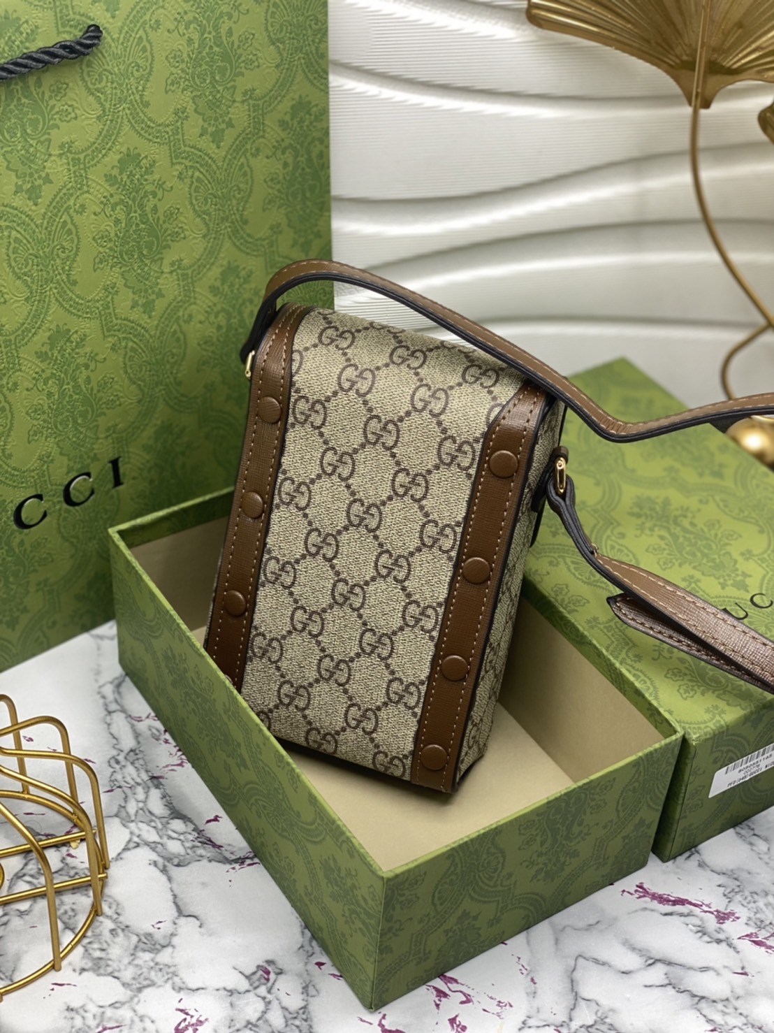 หนังแท้ GUCCI Horsebit phone bag กระเป๋าสะพาย กระเป๋าใส่โทรศัพท์สุดคลาสสิก หนังวัวแท้สีน้ำตาล/สีขาว อะไหล่ทองสวย ดีไซต์สัญลักษณ์วงแหวนตามแบบฉบับแบรนด์ สายสะพายยาวที่สามารถปรับระดับได้ ภาพสินค้าถ่ายจากงานขายจริง ใช้งานต่างประเทศได้ค่ะ