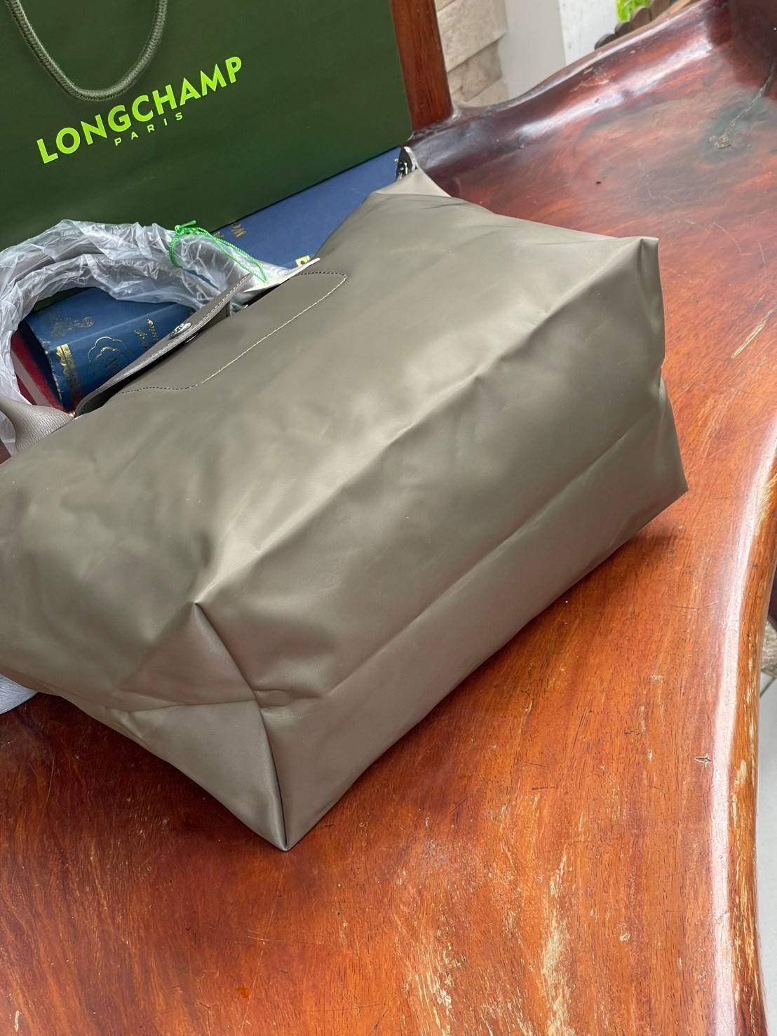 Longchamp LE PLIAGE NÉO TOP HANDLE BAG อีกหนึ่งรุ่นยอดนิยม ที่สาวๆ ต้องมีไว้เก็บไว้สักใบ กระเป๋าโท้ทใบนี้ มาพร้อมกับสีที่มีสไตล์เรียบง่าย มีสายสะพายยาวปรับสั้นยาวได้ช่วยให้คุณสามารถสะพายไหล่ได้อย่างสบาย ในตัวสายปักโลโก้อันเป็นสัญลักษณ์ ในขณะที่ที่ปิดแบบซิ