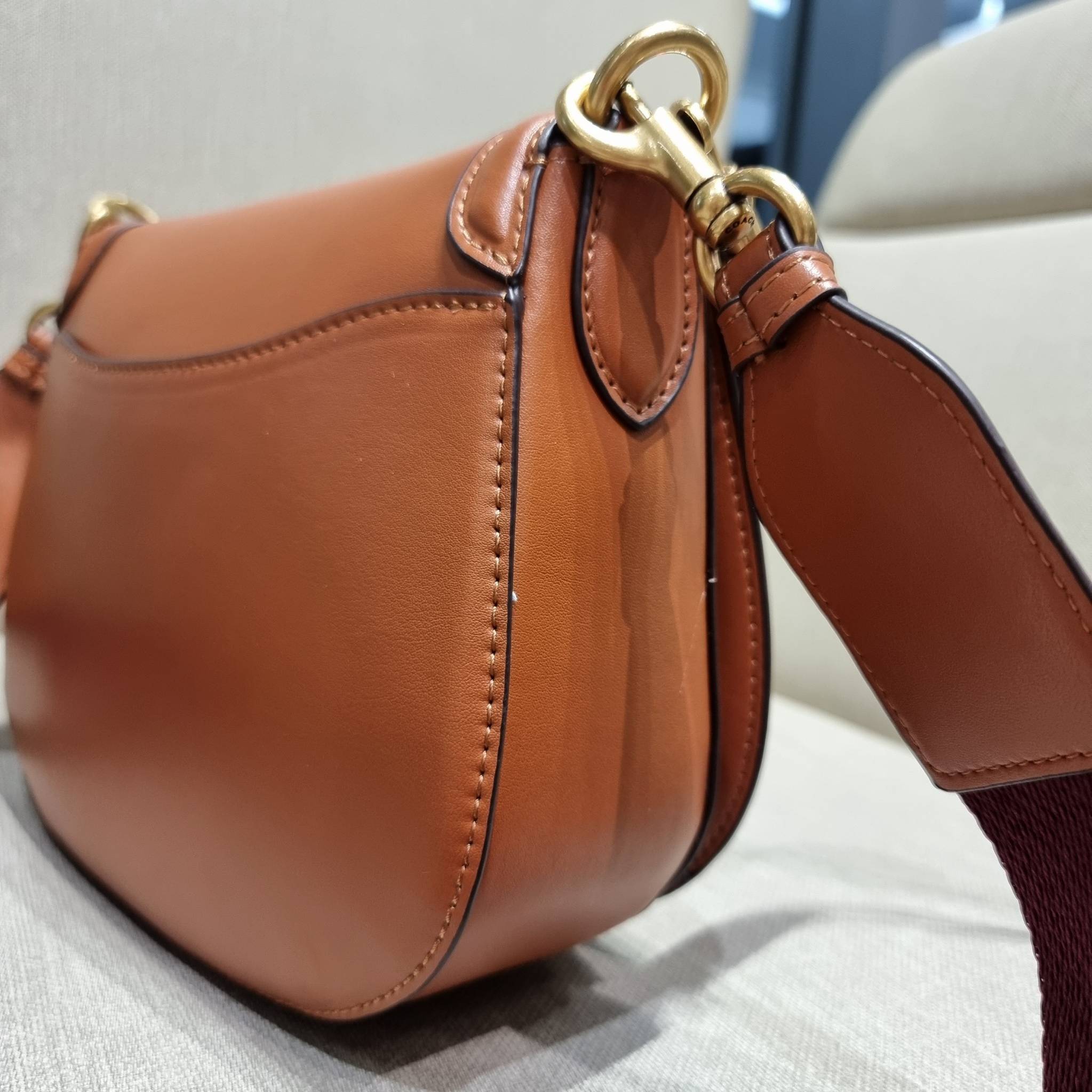 COACH C0749 BEAT SADDLE BAG The best item! ที่สาวๆรอคอย! ฮอตไฟลุก! สีหายาก ละมุนคุณหนู คอลเลคชั่นใหม่ ดีไซน์หรูหรา พิเศษมากๆมาพร้อมสายสะพาย 2 เส้น ใช้คู่กันหรือแยกสะพายก็สวยครบสูตร กระเป๋าสะพายทรง saddle คลาสสิค วัสดุหนัง glove-tanned ทนทาน เปิด-ปิดด้วยกร