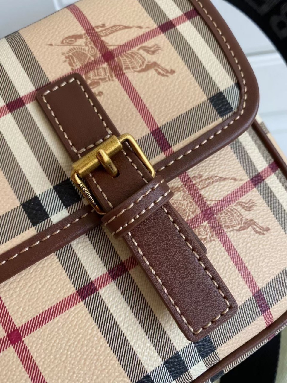BURBERRY MESSENGER VINTAGE BAG VIP GIFT WITH PURCHASE (GWP) พรีเมี่ยมกิ๊ฟ Limited Edition จาก BURBERRY วัสดุหนังทั้งใบลายวินเทจ ตกแต่งคาดเข็มขัดด้านหน้า เปิดปิดด้วยกระดุมแม่เหล็ก ภายในมีช่องใส่ของโล่งกว้าง สามารถใส่มือถือ ipad mini ของจุกจิกได้