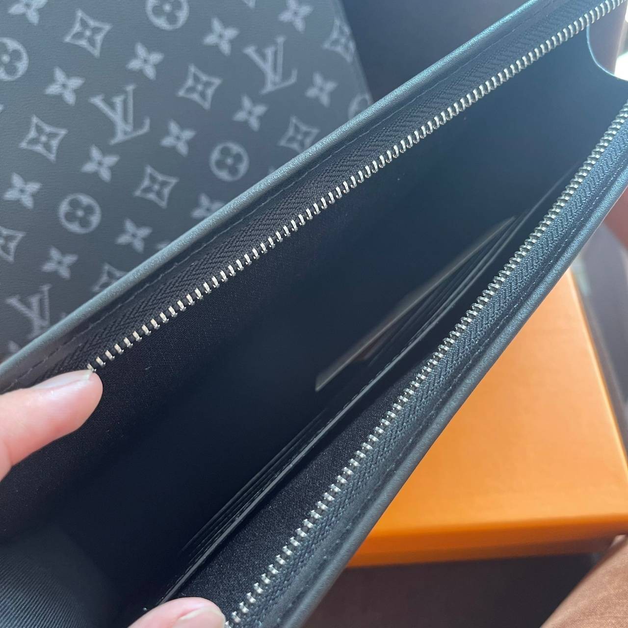 หนังแท้ LOUIS VUITTON POCHETTE VOYAGE CLUTCH BAG พร้อมส่งที่ไทย!! ที่นี่ที่เดียว LV CLUTCH ขายดีตลอดกาล ไม่มีตกยุค ถือคูลๆ เลยค่า