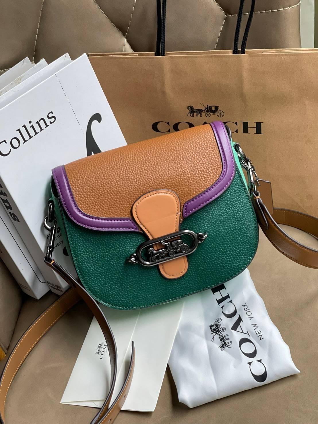 COACH JADE SADDLE BAG 91084 จุดเด่นคือ การออกแบบให้กระเป๋าเป็นรูปทรงที่โค้งมนตามสไตล์โฮโบ (Hobo Style) ผสมผสานกับความสวยงามของโลโก้ด้านหน้าอันเป็นเอกลักษณ์ สายสะพายข้างที่สามารถปรับระดับได้ สวยสะดุดตา ดูแลง่าย นอกจากนี้ คุณยังสามารถนำไป Mix & Match กับการ