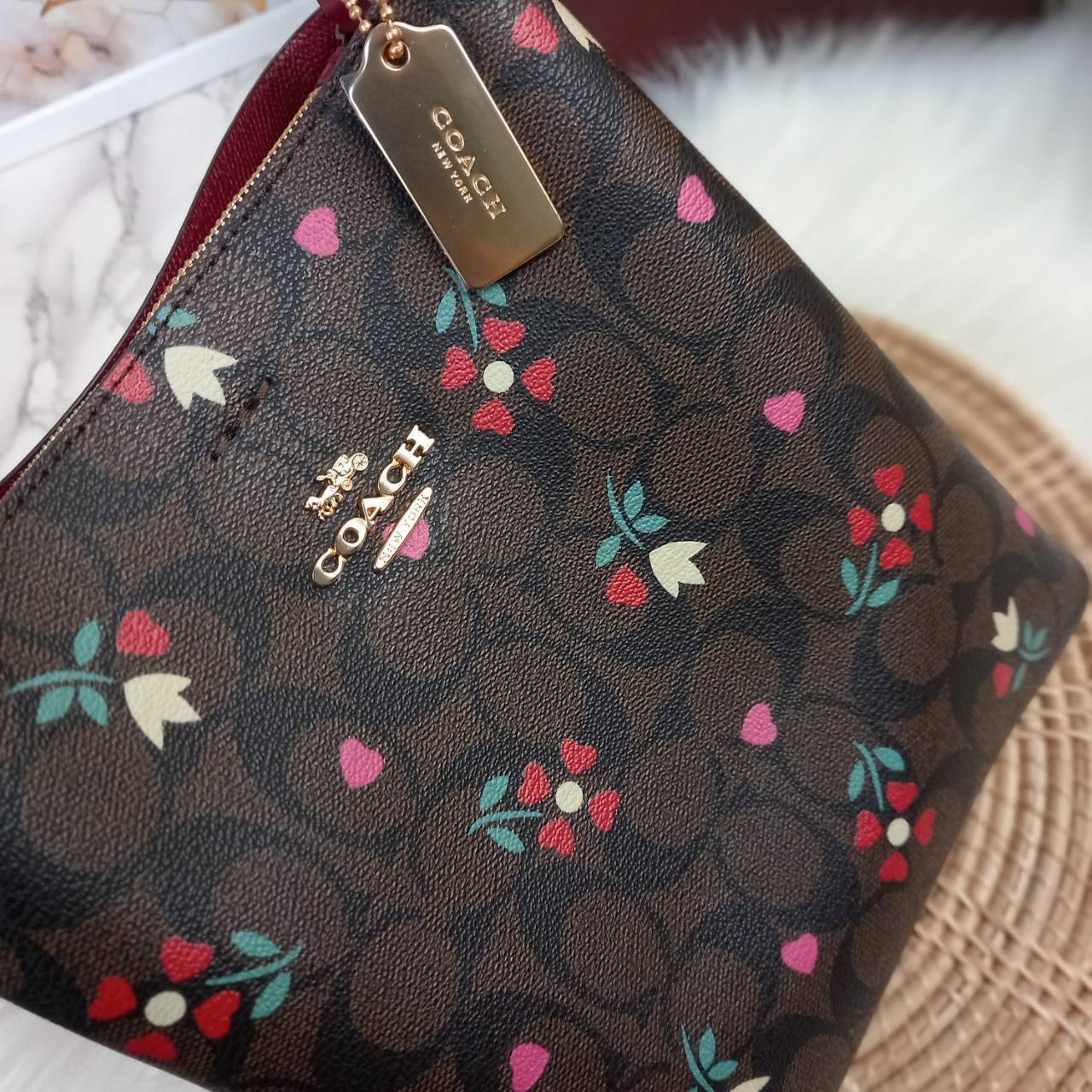 COACH SMALL TOWN BUCKET BAG WITH HEART PETAL PRINT(C7975//C7976)🌺💞กระเป๋าถือ กระเป๋าสะพาย ทรงฮิตยอดนิยมตลอดกาล>>ปริ้นลายดอกไม้รูปหัวใจมินิ น่ารักเกินเบอร์มาก🥰 ไม่ว่าจะออกมาคอลเลคชั่นไหนๆ ก็ครองใจสาวๆไปได้ทุกรุ่น/ วัสดุหนังแคน