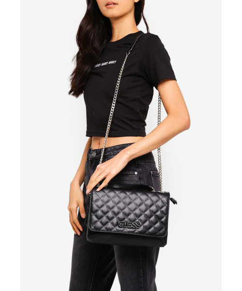 Guess elliana convertible flap over crossbody กระเป๋าสะพายจาก GUESS ดีไซน์กระเป๋าทรงทันสมัย ผลิตจากวัสดุคุณภาพดี ตัดเย็บอย่างพิถีพิถัน
