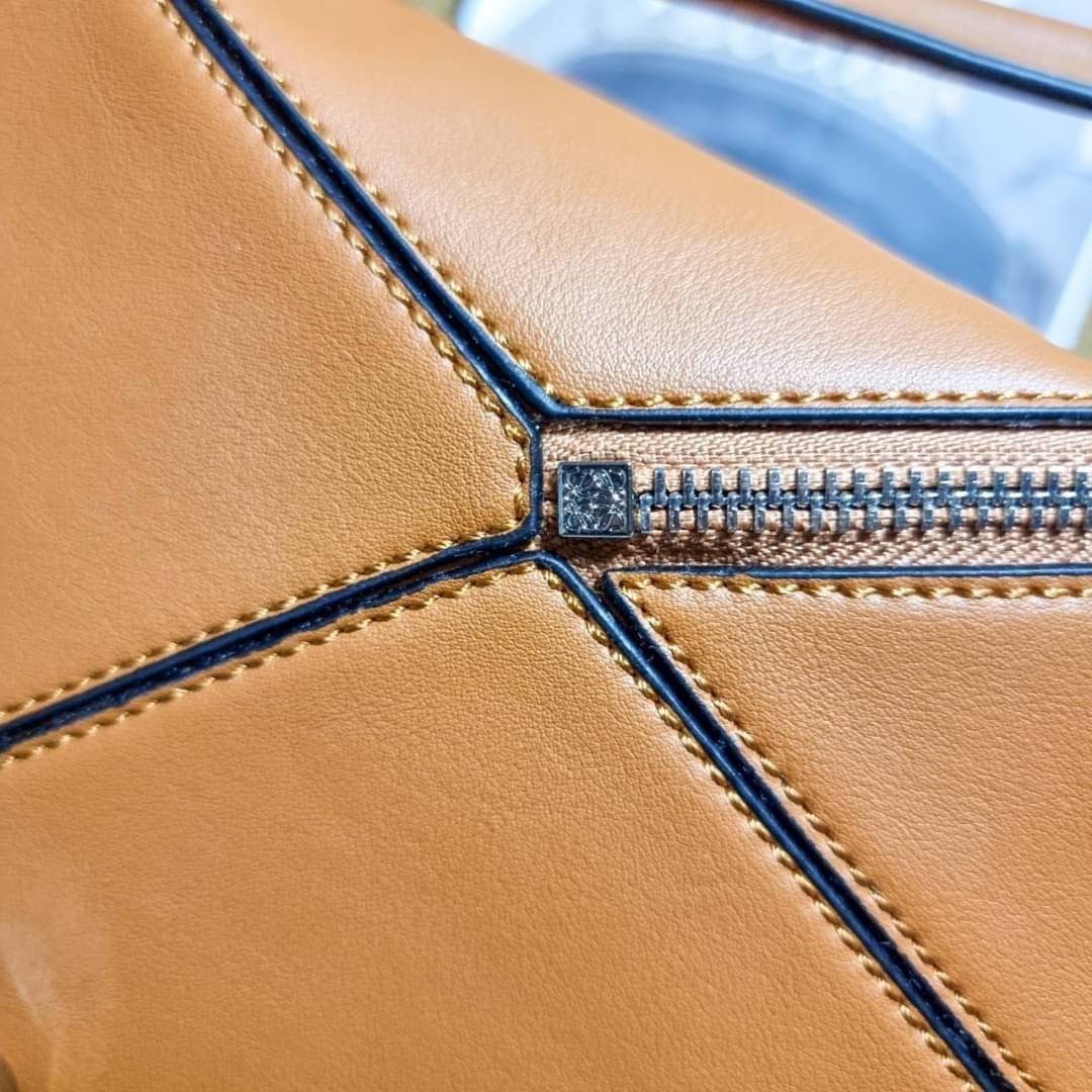 VIP 】LOEWE LA PALME PUZZLE BAG IN CLASSIC CALFSKIN คอลเลคชั่นใหม่!! กระเป๋าสะพายข้างทรงกล่อง สไตล์พัซเซิล ให้ฟีลลิ่งเหมือนตัวต่อ ดูดีได้ทุกที่แค่มีใบนี้ รอบนี้ดีไซน์พริ้นท์ลายต้นปาล์มเก๋ๆ ซัมเมอร์ยังต้องมา วัสดุหนังวัวฟอกสี เปิดใช้งานด้วยซิป ที่ภายในโล่งพ