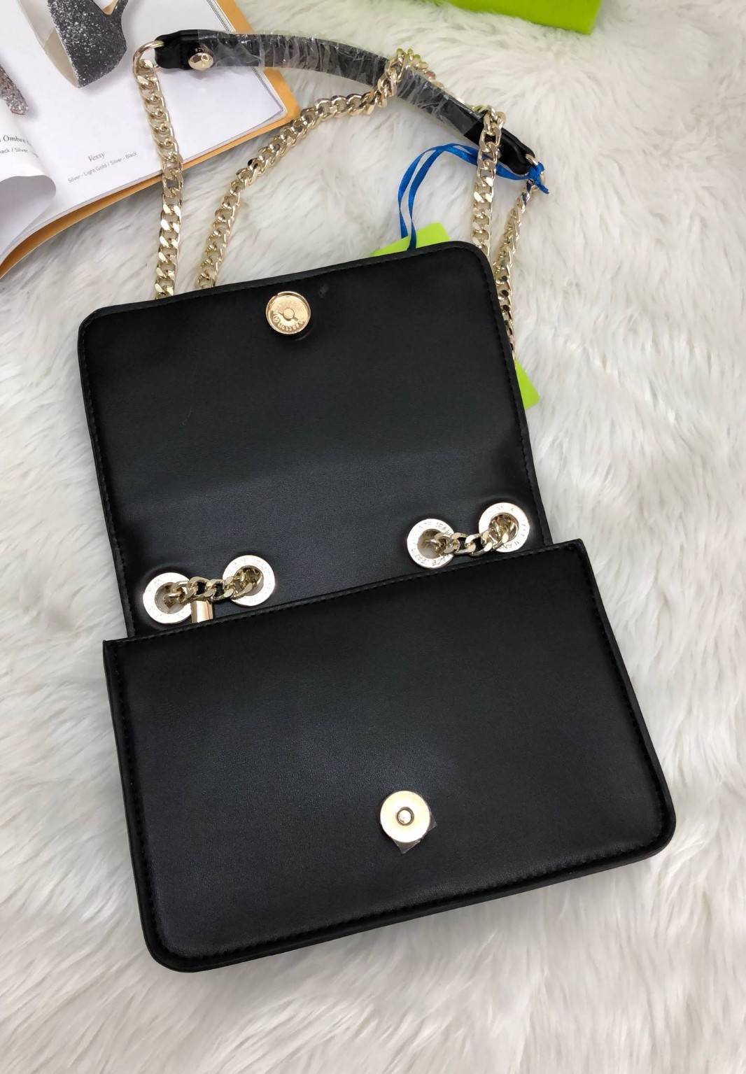 VERSACE JEANS NAPPA CROSSBODY BAG New in! กระเป๋าสะพาย วัสดุหนัง pu. เรียบเนื้อดี ปรับเปลี่ยนรูปแบบการใช้งานได้ถึง 3 แบบ สะพายข้าง, crossbody หรือคล้องไหล่ได้ อะไหล่ทองเหลื่อมๆ ดูวินเทจ เปิดปิดกระเป๋าแบบฝาปิดกระดุมแม่เหล็ก ใส่ wallet สั้น มือถือได้ทุกรุ่น