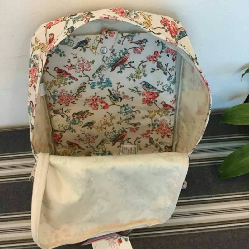 Cath Kidston Backpack Bag กระเป๋าสะพายสไตล์ vintage เป็นอีกรุ่นที่สาวๆ ถามถึงเยอะค่ะ วัสดุเป็น Canvas เคลือบ PVC กันน้ำ ทำความสะอาดง่าย น้ำหนักเบา เปิดปิดด้วยซิปรอบสะดวกใช้ ด้านหน้าประดับโลโก้ Cath Kidston พร้อมช่องซิปเล็กด้านนอกใส่กระเป๋าสตางค์ มือถือได้