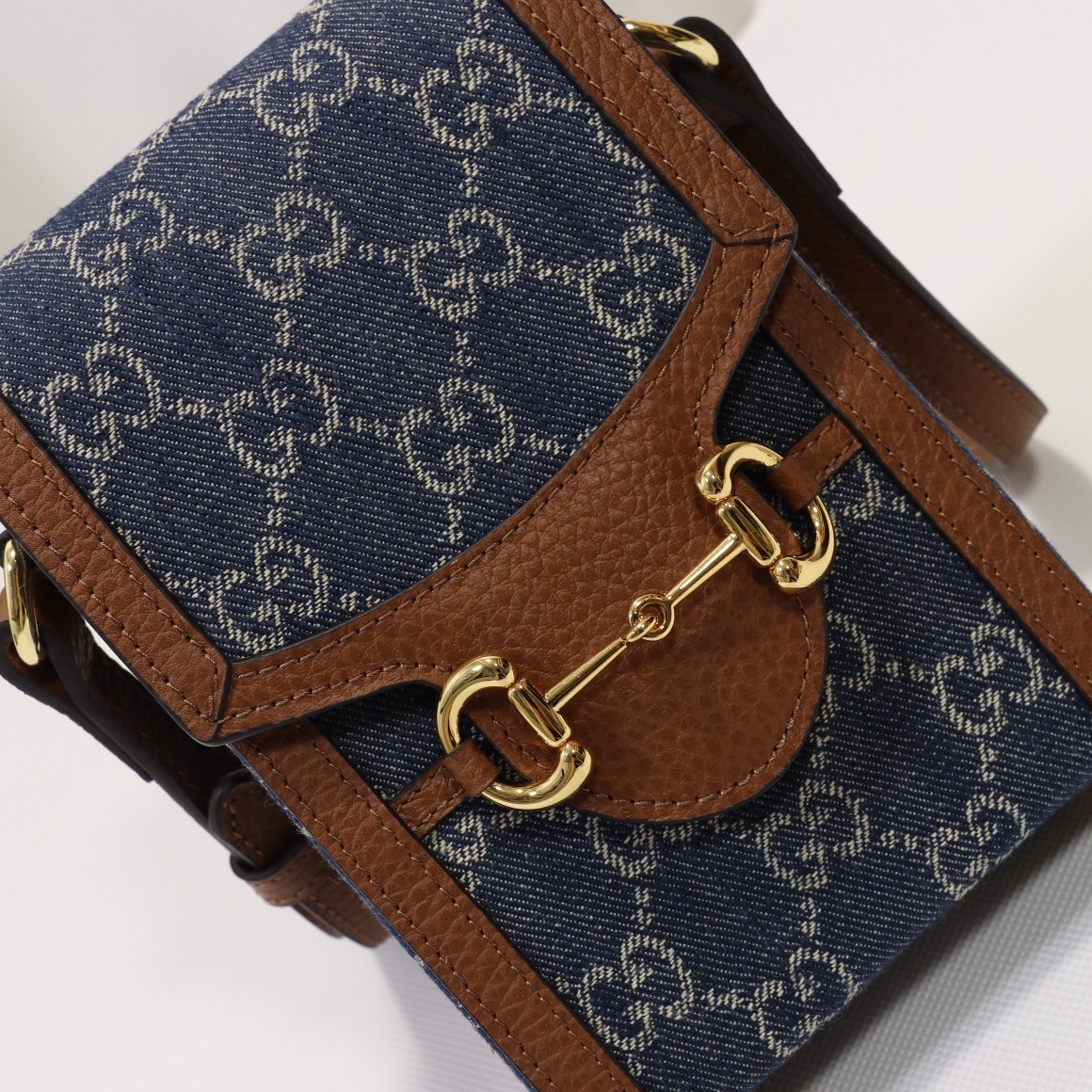 Gucci Horsebit 1955 mini bag / Gucci Phone Bag ออริจินอล เกรดสลับใช้แทนใบจริงได้ รุ่นยอดฮิต ไซส์มินิ ที่ใครๆก็ต้องรู้จัก!! กับกระเป๋าขนาดมินิในรูปแบบผ้าแจ็คการ์ดสีขาวงาช้างและน้ำเงิน ได้รับแรงบันดาลใจมาจากดีไซน์ดั้งเดิม ซึ่งแอคเซสเซอรี่นี้โดดเด่นด้วยรายละ