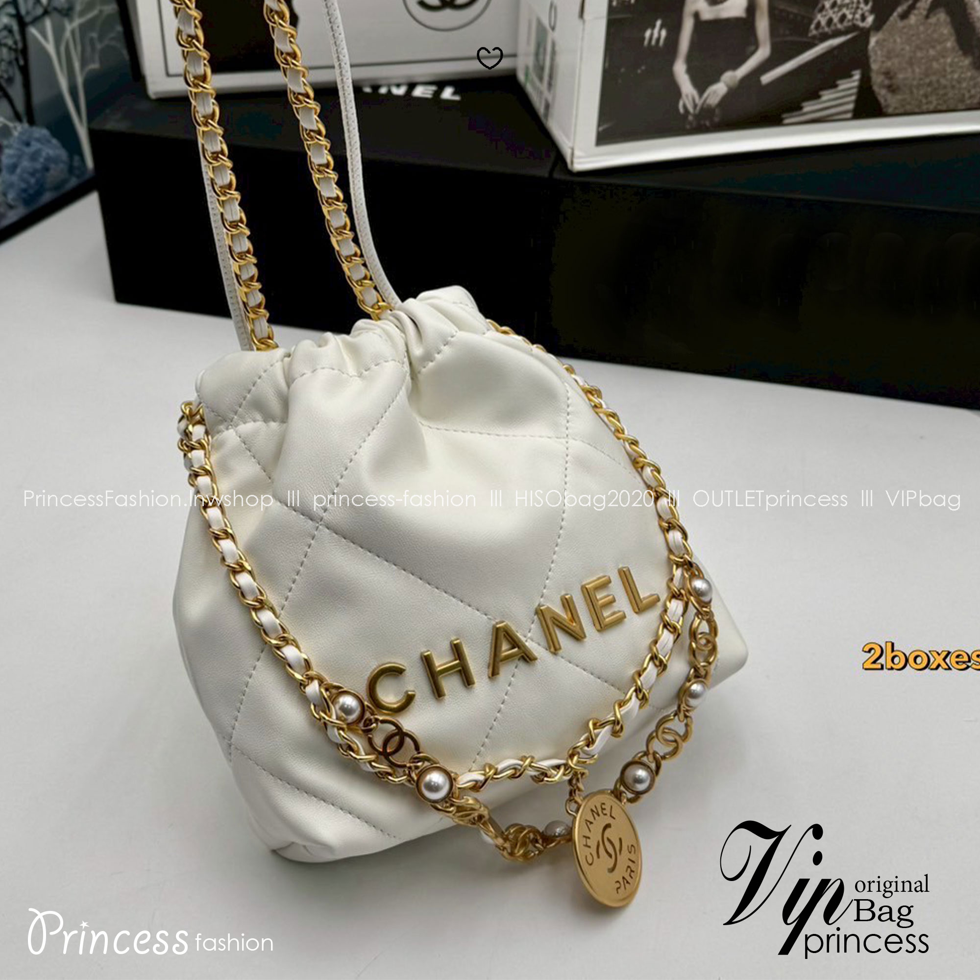 Chanel 22 mini bag กระเป๋าสะพายดีไซน์สุดเรียบหรู โดดเด่นจากสายสะพายโซ่สีทอง และเหรียญโลโก้ เพิ่มความแพงไปอีก ใช้ได้ง่ายๆไปเลยทุกโอกาส เกินต้านที่สุดกับไอเท็มนี้
