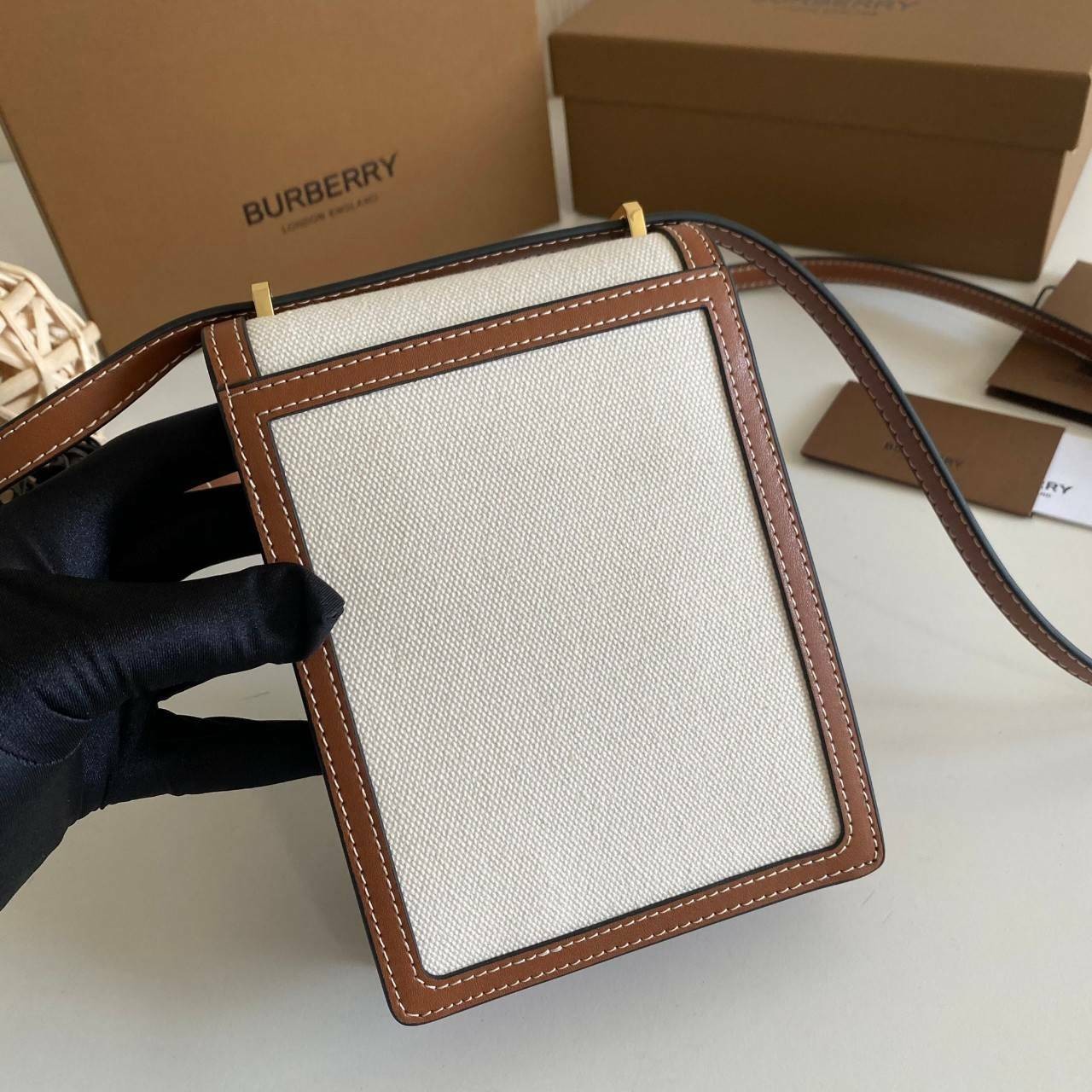 หนังแท้ BURBERRY FRAGRANCES CROSSBODY BAG / Burberry crossbody mini bag Original กระเป๋าสะพายขนาดมินิน่ารัก ใช้งานง่าย งานหนังแท้ & Canvas Cotton เกรดออริจินอล ทรงเหลี่ยมแนวตั้งดีไซน์สวยหรูอยู่ทรงมีโลโก้แบรนด์ด้านหน้า เปิดปิดด้วยฝาปิดสัญลักษณ์รูปตัวB ภายใ