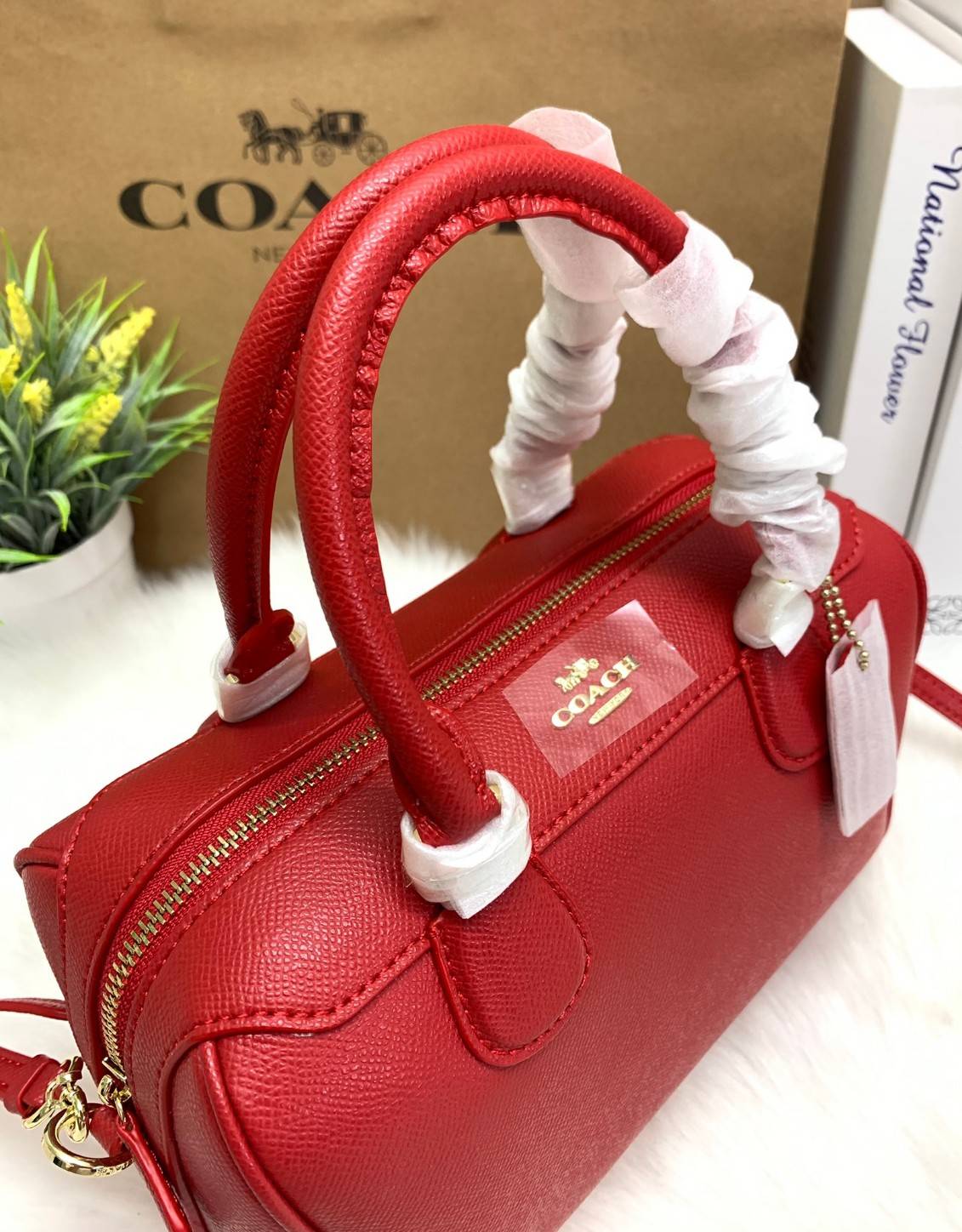 รุ่นอะไหล่ทองเข้าแล้วจ้าา ห้ามพลาดค่ะ Coach Bennett Boston Bag in Crossgrain Leather ((32202)) พร้อมส่ง รุ่นที่สาวๆหลายๆคนถามถึงกันค่า! กระเป๋าทรงหมอน หนังแท้ ลายหนังสวยมากค่ะ ไม่ว่ายุคไหนๆก็สวย ดูดี ทรงฮิตในตำนานค่ะ ✔️อะไหล่ทองหรูสวย เปิดปิดกระเป๋