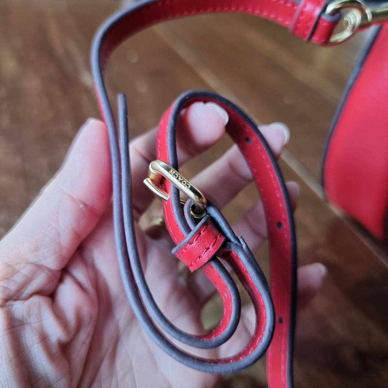 ของแท้ 💯% COACH C1430 ELLEN CROSSBODY IN SIGNATURE CANVAS กระเป๋าสะพายดีไซน์สุดเก๋ ดูดีไม่ซ้ำใคร ทรงสวยลายคลาสสิค วัสดุหนังแคนวาสเคลือบลาย ตัวขอบกระเป๋าเป็นหนังแท้