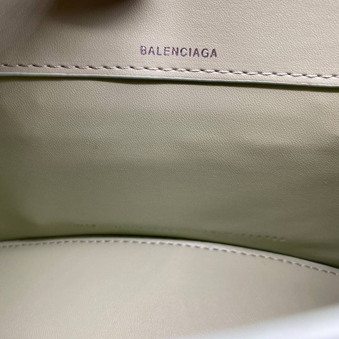 หนังแท้ BALENCIAGA HOURGLASS TOP HANDLE XS Shiny crocodile embossed calfskin การสร้างสรรค์ที่มีเอกลักษณ์เฉพาะตัว หรูหรา โทนสีโดดเด่น วัสดุหนังแท้ลายจระเข้ ภายในโล่งกว้างหนังแนปป้าอย่างดี เกรดออริจินอล ตอบโจทย์ได้ทุกลุค ทุกไลฟ์สไตล์ ภาพสินค้าถ่ายจากงานขายจ